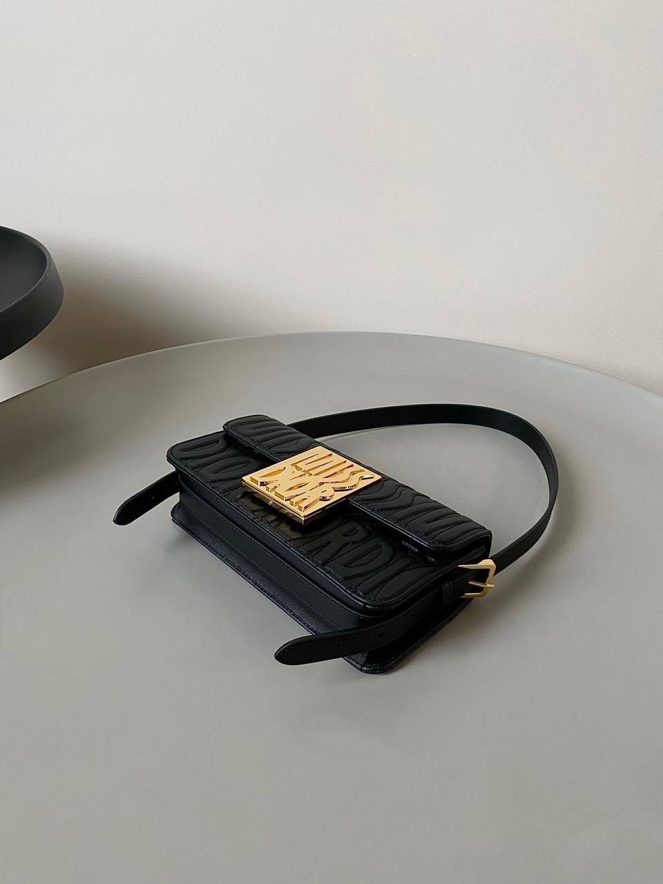 🈶黑色 𝐌𝐢𝐬𝐬 𝐃𝐢𝐨𝐫腋下包 哇！实物是超预期的 从五金到皮质都非常奢华，很好看 牛皮的材质有型又耐久， 立体的字母手感彰显个性！ 空间，日常通勤或约会都很不错哦 大小刚好，腋下背气质又时髦 22×11×6cm #3410m