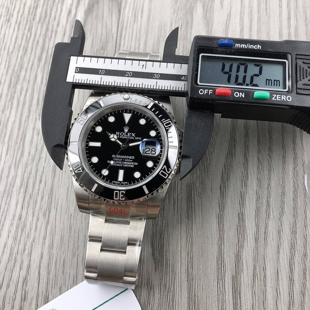 NOOB 劳力士 潜航者 水鬼 116610LV 绿水鬼 🎮 NOOB 强势回归，绿水鬼圈口全面升级，采用全新配方与温控烧制，陶瓷圈成色脱胎换骨，肉眼观感与原装几乎无差，完成度直接碾压市面同类版本。 搭载 克隆 Cal.3135 一体机芯，蓝色游丝＋进口 KIF 避震器，稳定可靠。 🔥 升级重点一眼看懂： • 乱真级绿陶瓷圈 💚 Cerachrom 工艺解析复刻，1100–1250℃高温烧制，色差极低 • 蓝宝夜光石 🔵 夜明珠外层加蓝宝石镜面，防刮耐用，原装同款结构 • 圈口刻度不发黑：铂金粉 PVD 工艺，遇水遇油不褪色 • 一键弹扣：操作方式与原装一致，市场独家配置 • 内扣式圈口结构：非双面胶粘合，稳定耐用 • 字面质感升级：夜光圆钉饱满不溢，拉沙更细腻 • 配件高度通用：壳、圈、底盖、表带、表扣等可与原装互换 • 进口 904L 精钢：高密度、高硬度，耐腐蚀抗刮