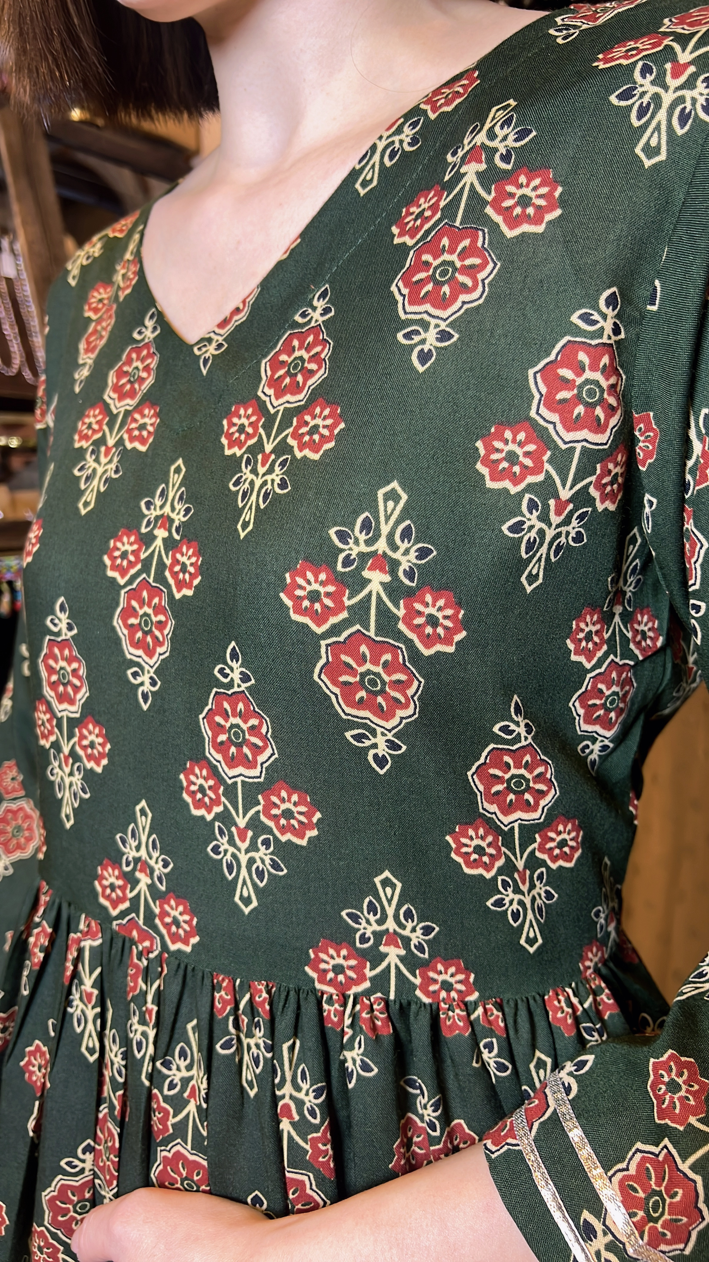 Vintage Green Red Flower V Neck OP 44" #1056