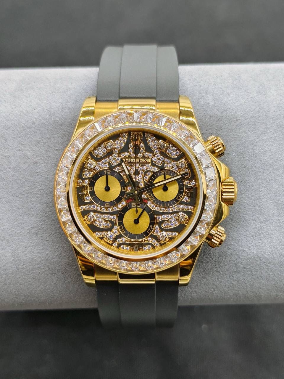 劳力士 迪通拿 Daytona「Eye of the Tiger 猛虎之眼」 型号：116589TBR（特殊款） 表径：40mm 机芯：7750 自动计时机芯 功能：计时、防磁 材质：白金 / 黄金 外观特色：黑金虎纹面盘，灵感来自老虎斑纹 外圈镶 36 颗 T 方钻 表盘与刻度满钻，奢华醒目 定位：2019 年巴塞尔表展推出的高端特殊款 特点：官方低调款，不在官网和普通门店展示 整体风格：强烈、霸气、极具辨识度，被表迷称为“虎纹迪通拿 / 猛虎之眼”🔥🔥🔥