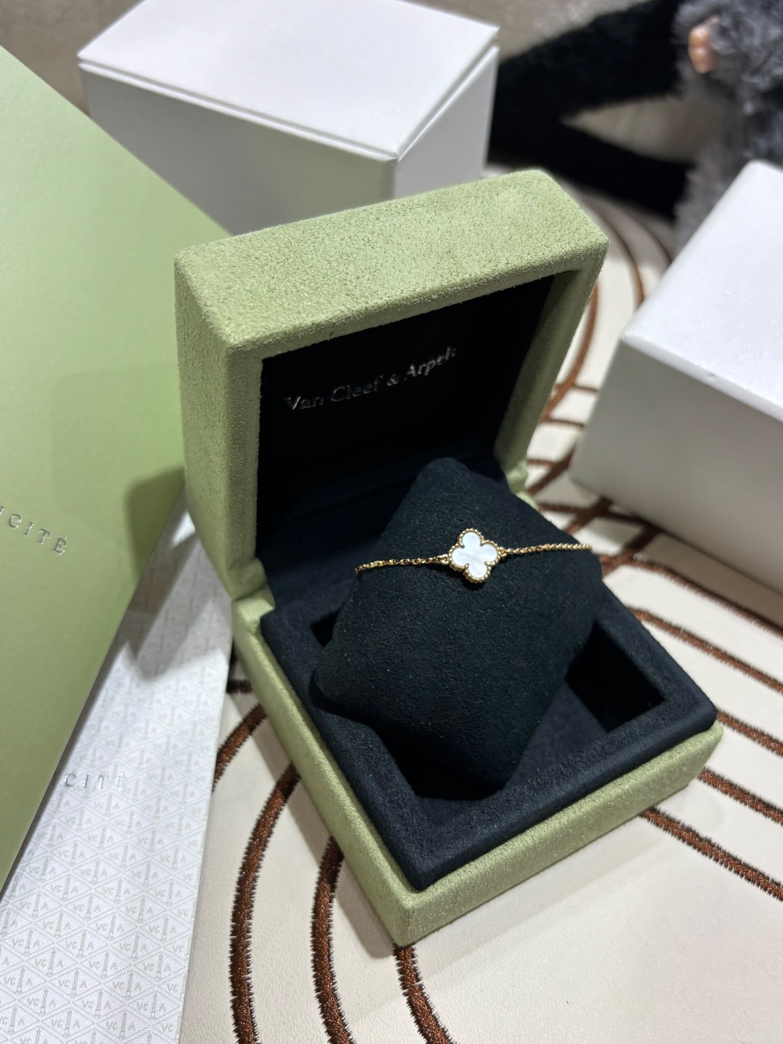 全新 Van Cleef & Arpels Sweet Alhambra Mother Of Pearl Bracelet VCA珍珠貝母Yellow Gold 18K 手鏈 100%Authentic,  全新貨品100%New ☑️專門店收據☑️證書☑️盒
