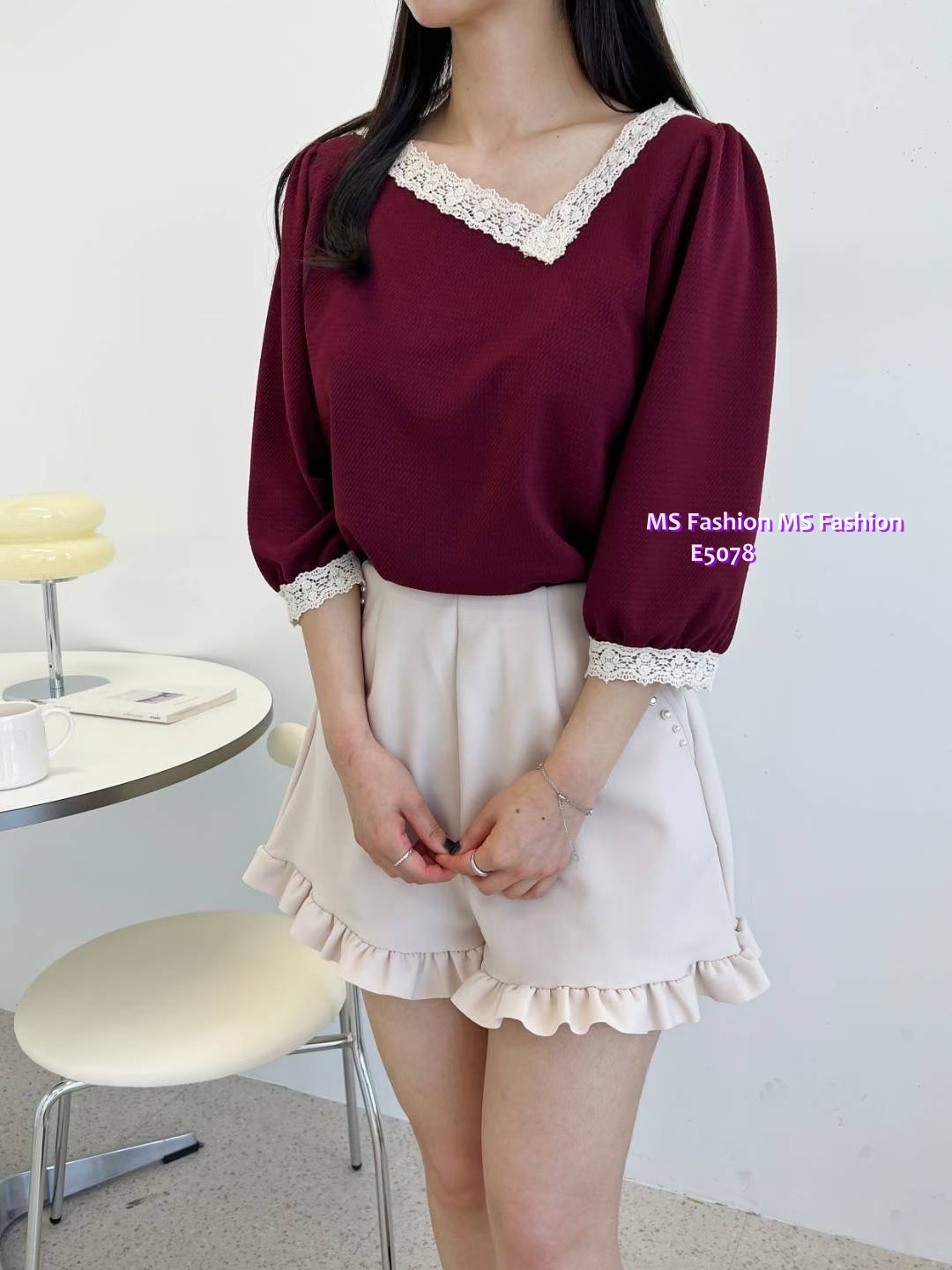 E5078 特色V領拼lace top