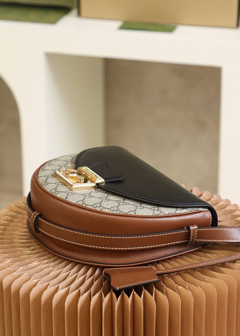 新配色𝟏𝟗𝟓𝟓 小号系列 #602204#原厂皮 YY# 🔷尺寸：25*18*8cm 超人气的𝑯𝒐𝒓𝒔𝒆𝒃𝒊𝒕马衔扣复古系列，这一季的新配色 米灰色搭配神秘蓝，把当红王炸款 马鞍包再次推上新的颜值高度。经典元素自带的复古路线，搭配上新配色， 不仅复古感十足，还时髦感十足， 简直就是复古与现代时尚的新碰撞💥一直被称为“必备单品”实力推荐这只新配色！颜值一眼深得人心！