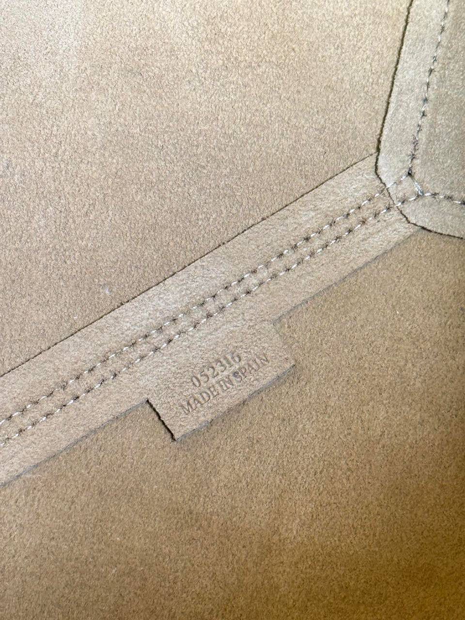 🎈*中号𝐏𝐮𝐳𝐳𝐥𝐞 𝐅𝐨𝐥𝐝折叠手袋👜*（水蓝色） ——全新【𝗡𝗘𝗪】升级‼️ 延续经典𝙋𝙪𝙯𝙯𝙡𝙚的标志性几何裁剪设计，新晋顶流🅰️𝙋𝙪𝙯𝙯𝙡𝙚 𝙁𝙤𝙡𝙚 𝙏𝙤𝙩𝙚以折纸包为灵感，升级成🉑完全折叠‼️的结构，立体与平面任意切换，出差旅行🧳必备单品。小牛皮材质轻且柔软，𝐌𝐢𝐧𝐢尺寸搭配一条可拆卸式肩带，手提，肩背，斜挎多样化背法✨ 尺寸：𝟐𝟓.𝟓-𝟏𝟒.𝟓-𝟑𝟏.𝟓𝐜𝐦 款号：052316