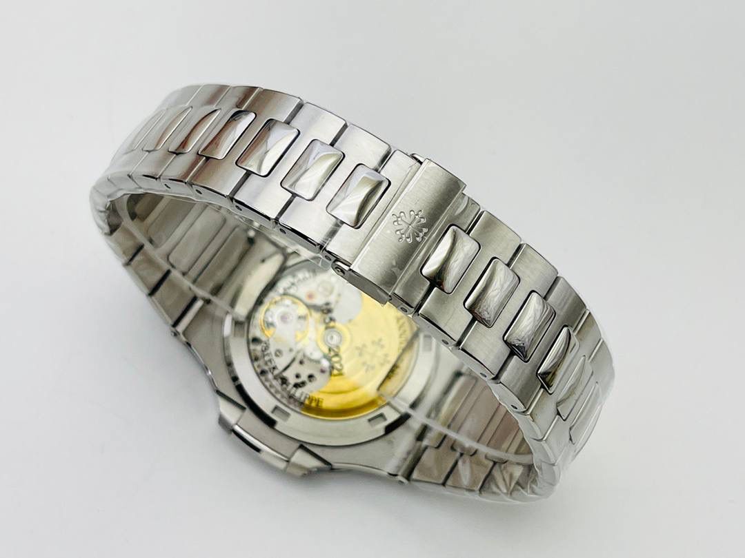 真正的王炸百达鹦鹉螺5711蒂芙尼蓝！百达联名Tiffany全球限量款！鹦鹉螺推出升级原版机无噪音刻字版。😍🤩 详细升级解读: 1.升级机芯全部精雕刻字，清晰不磨损，纹理做到极致。 2.升级自动陀片，采用瑞士超精密轴承，业界史无前例的安装陀片工艺。做到百分百降噪音。 3.原版机芯，无假夹版，无假摆轮，无假红宝石。完整的复刻出3.3毫米的绝版高品质324SC机芯. 4.升级表盘刻度夜光超亮，而且整体做到和谐一致同步亮度。 5.鹦鹉螺经典蓝盘，目前改进与正品一致的颜色，秒杀其他工厂的表盘细节和做工。 6.日历窗口每一只手表做了水平正位，不出现偏斜遮挡。 7.把头调节档位顺畅度的多次调试，调试到最佳状态。使得升级版手雷调校时间和上链的手感畅顺！ 8.升级了整个手表厚度8.3毫米，完美实现全网最薄机械表，等同原装厚度。佩戴起来舒适无比。 9.重点强调324Sc机芯顺时针调日历，也就是由上往下调日历。注意辨析和正品一致。 10.调节时间的时候，拉表冠二挡。大秒针是不停止的。和正品也是一致。