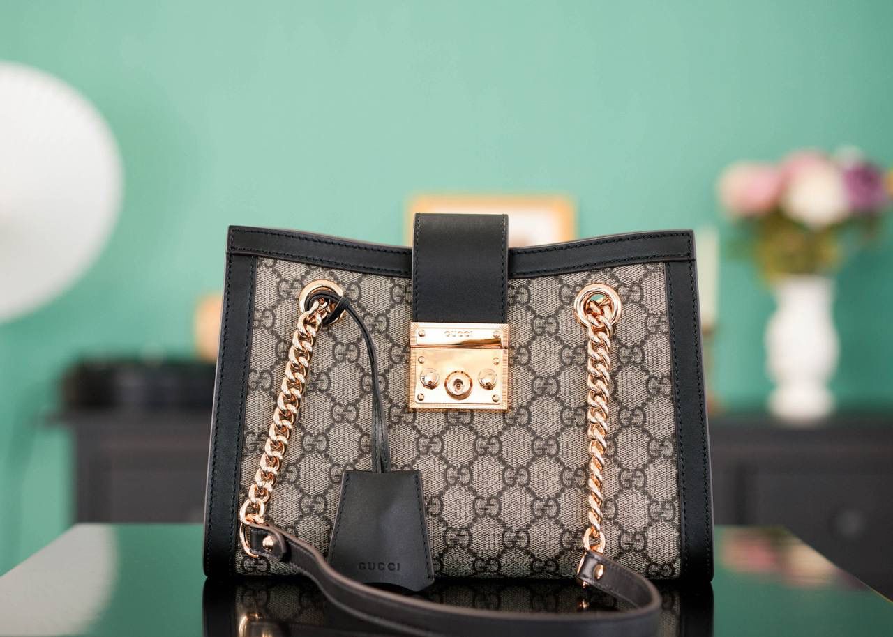 🥯Padlock系列GG小号肩背包 老花黑色 26cm 休闲、随意、有范 且非常大牌的款真的非Padlock这款购物袋不可 通勤风，小号容量也非常OK 包身轻便，非常适合上班族！ 官方款号 498156 尺寸：26x18x10cm