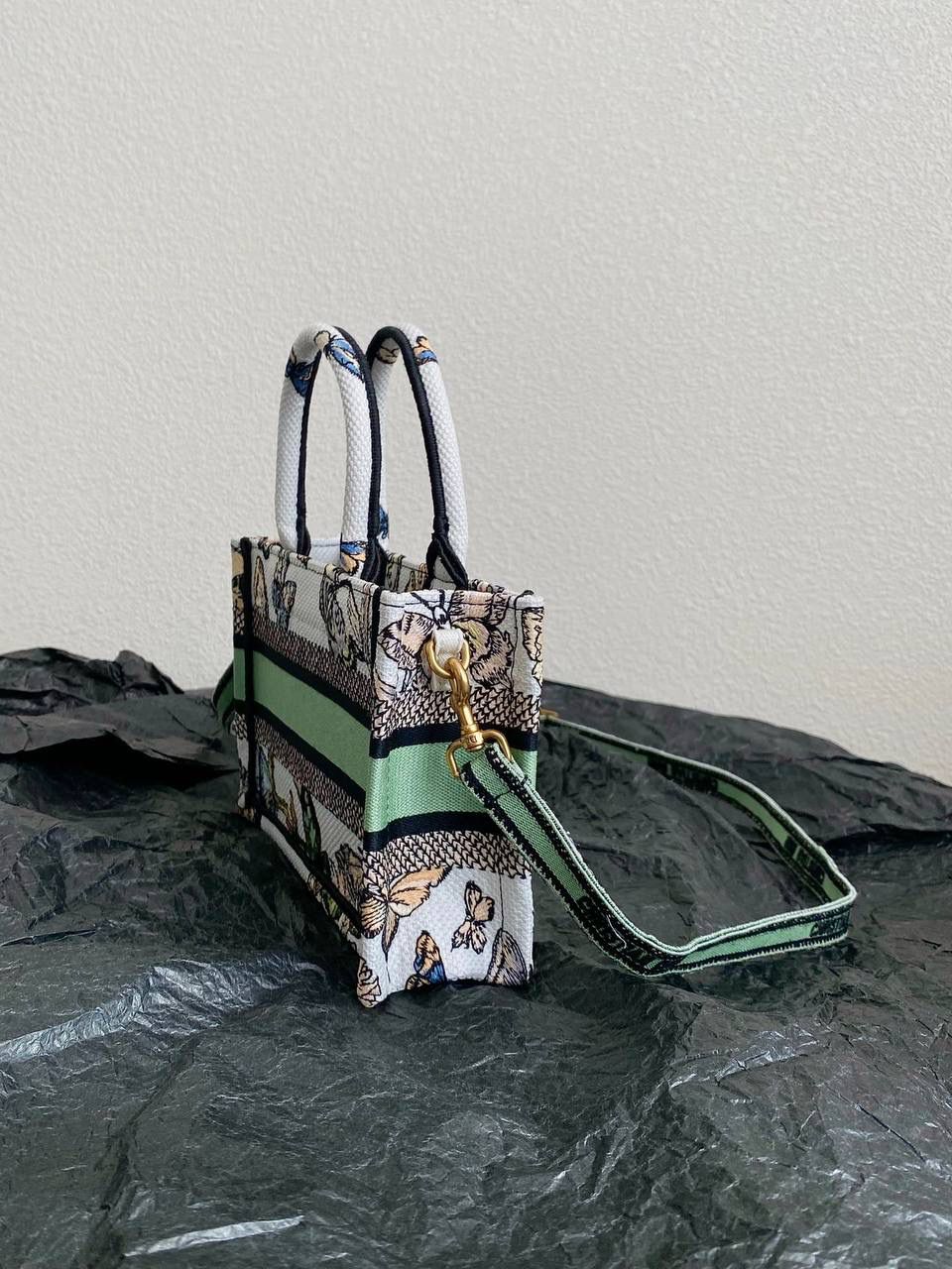 🈶绿色蝴蝶迷你 𝗖𝗗 𝗕𝗼𝗼𝗸 𝗧𝗼𝘁𝗲 24圣诞限定🎄 圣诞季这一波𝗗𝗜𝗢𝗥真的稳赢 浪漫的蝴蝶刺绣 象征着自由和转变 高级的配色 精致的造型与细节设计，无不透露出一种温柔而魔法般的美感🎀 呜呜真的太好看了，姐妹们必冲！ 21.5×13×7.5cm