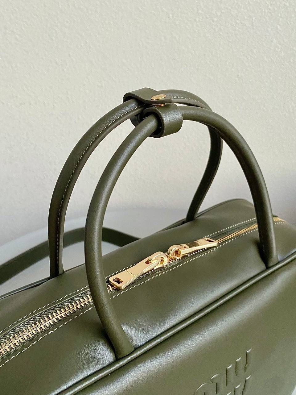 🈶橄榄绿| 肩带款 𝗠𝗶𝘂𝗠𝗶𝘂23秋冬公文包 比经典老款多了一条长肩带 斜挎手拎更加实用，直接翻红啦！！ 看似一样，实际尺寸上有轻微小改 但差异不大，整体也比老款要薄一点 斜挎起来更有轻盈感，不会显得太笨重 近两年miu水涨船高，爆款制造机 出什么火什么，杀疯了已经，都去冲 一整个甜酷少女感路线，赢麻了！！ 23×34×10cm，#F0020m