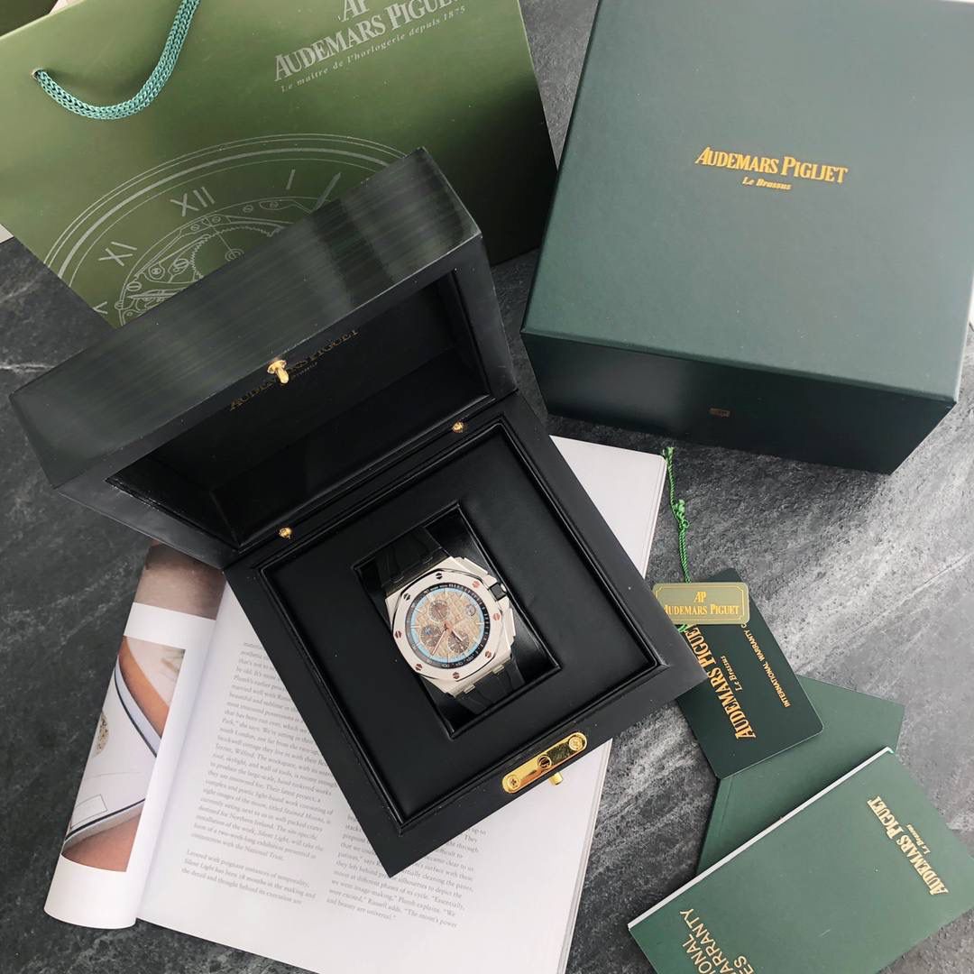 皇家橡树 - 爱彼AP 26400系列 44毫米直径 市面上最好版本的超级复刻 柔软硅胶带 皇家橡树离岸型 男士全自动机械腕表 ，316L精钢表壳 ，搭配原装复刻定制机芯Cal.3126全自动机械机芯 走时精准 稳定，透视后盖 裸露的机芯跟正品一模一样，反炫光蓝宝石玻璃 ，超级耐划痕，搭配原厂模具橡胶表带，原装针扣 ，300米防水，整壳套超高品质，超A做工，非市场普通货，货有所值 ，硬汉必备神器，爱彼入门级腕表 强烈推荐，制作耗时又耗精力，尽可能把最精至的腕表呈现给各位腕表爱好者。