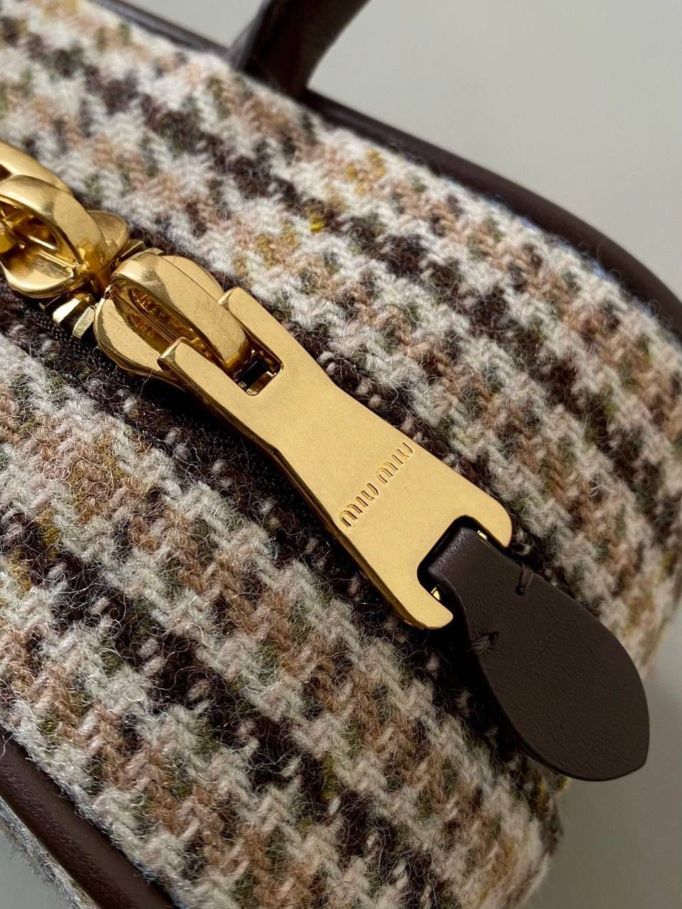 🈶可可棕·格子呢 𝗠𝗶𝘂𝗠𝗶𝘂保龄球| 大爆款 百年经典千鸟格👀康康谁还没有 爱上miu的快乐，就是不断创新 不断惊喜 保龄球造型从褶皱羊皮到平纹牛皮 拼接皮 麂皮再到千鸟格 每一版都能打 能爆，真的杀疯了 27×2×8cm，#F0011m