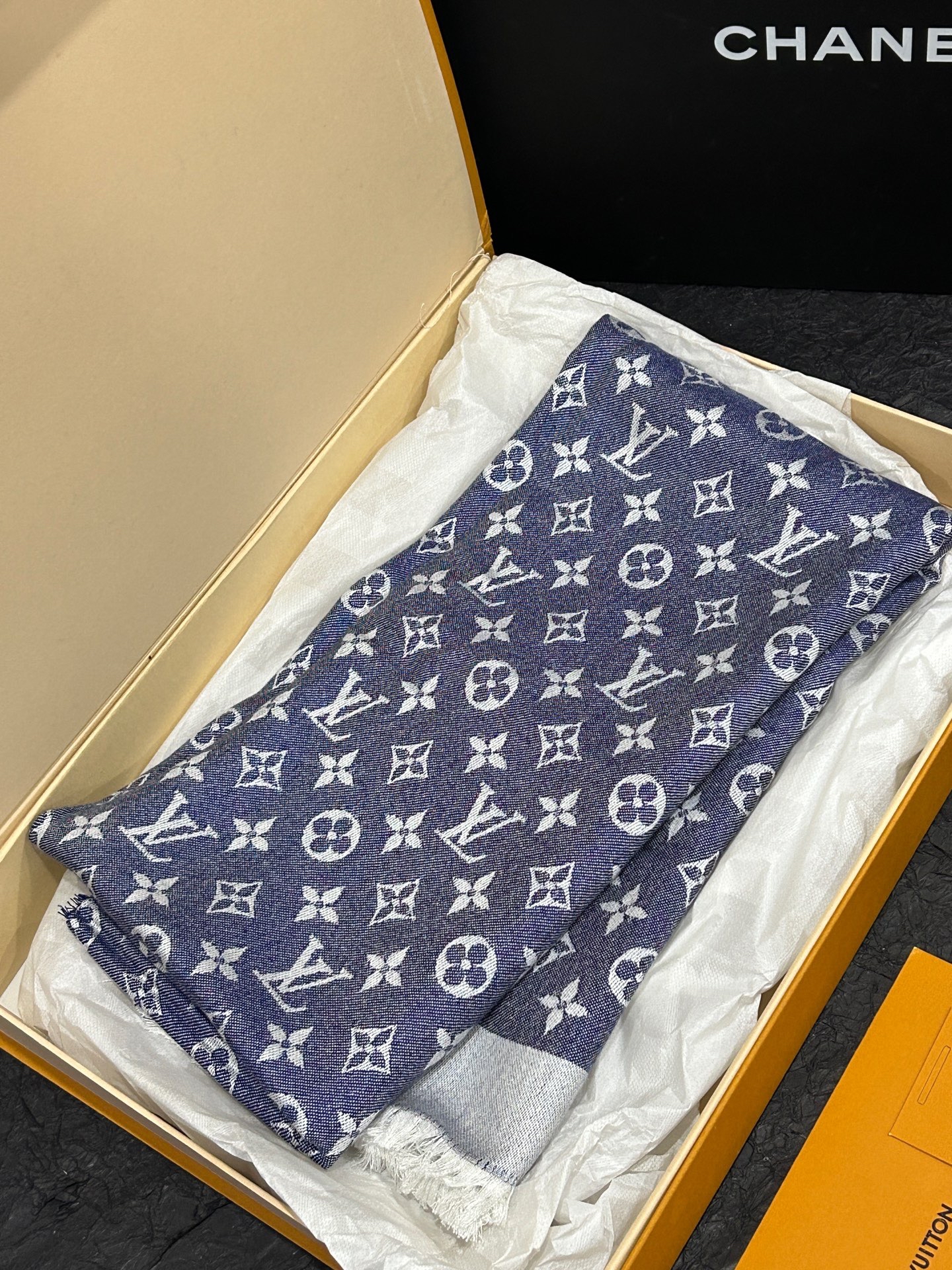 【預訂貨品】 全新Full set⭐️ LV牛仔頸巾