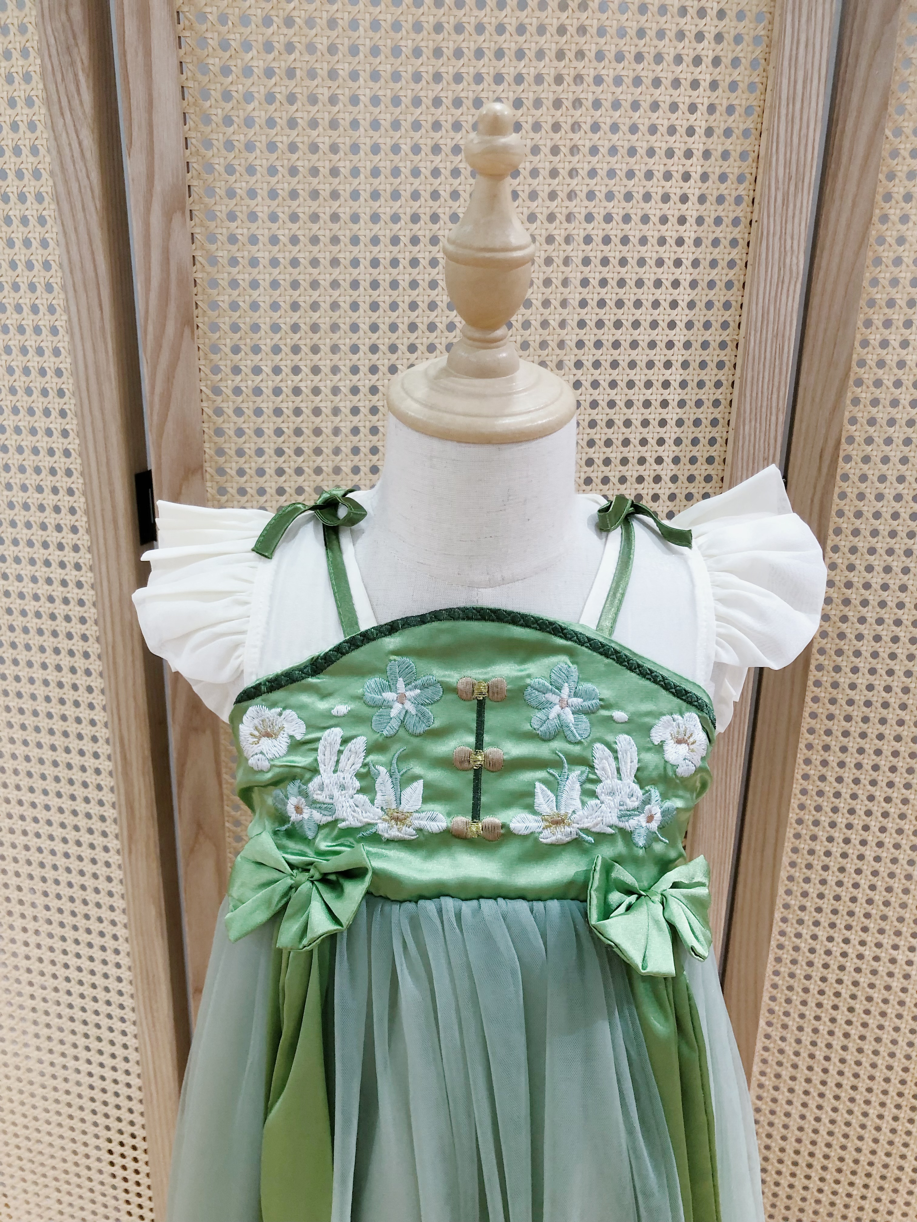Elegant Green Girl's Dress with Floral Embroidery and Ruffle Sleeves