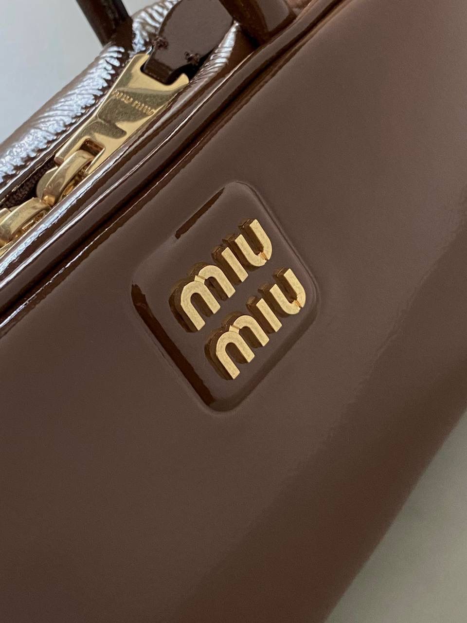 🈶漆皮紫檀木色 𝗠𝗶𝘂𝗠𝗶𝘂保龄球| 新面料来啦 漆皮色泽光亮自然饱满～ 皮面透着的皱纹仿佛湖面上的水波纹 无论视觉还是手感，质感都很绝！ 27×12×8cm，#F0011m