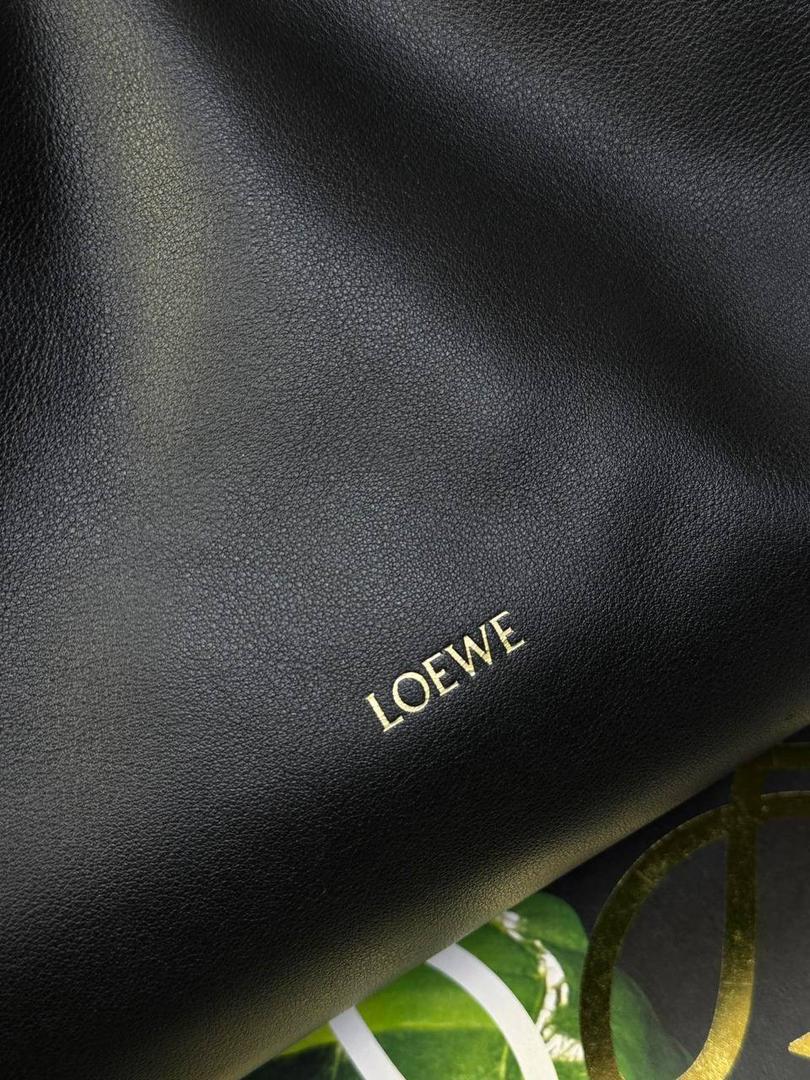 全新升级—𝙁𝙡𝙖𝙢𝙚𝙣𝙘𝙤出货啦✅ ❤️升级版福袋正面新增品牌烫金𝙇𝙤𝙜𝙤代替压印𝙇𝙤𝙜𝙤，肩带加宽同时增加两侧狗扣五金代替原本皮穿扣肩带，精致又便捷🥰 ❤️独家定制皮料五金，小牛皮皮质手感十分柔软且耐用，肩带🉑拆卸🉑调节，多种背法任你选择，容量超大，日常出行必备😍 ❤️独家品控，完全对版细节，全套礼盒🎁包装给你满满的仪式感🥰 中号尺寸：𝟑𝟎-𝟐𝟒.𝟓-𝟏𝟎.𝟓𝐜𝐦 款号：052028黑色