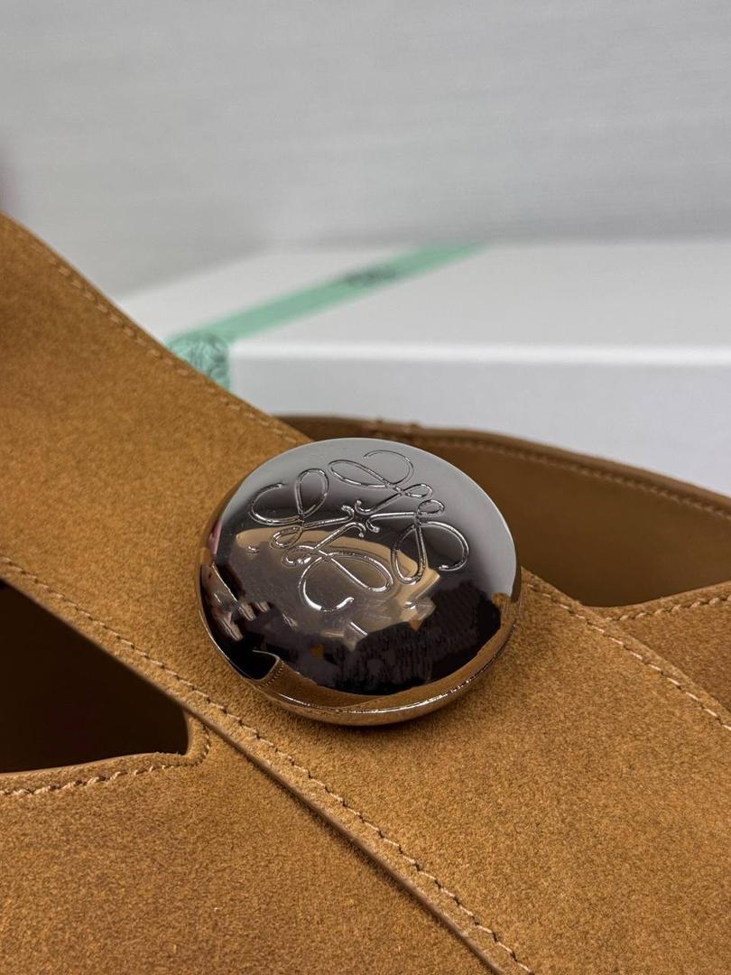 🎈 𝙋𝙚𝙗𝙗𝙡𝙚 𝘽𝙪𝙘𝙠𝙚𝙩 「大号/烟草色」 独家新款首发‼️‼️ （转图必卖） 尺寸：𝟐𝟖-𝟐𝟕-𝟑𝟑𝐜𝐦 编码：06234183【配全套礼盒】 该款大号采用绒面牛皮制成，内里进口Napa小牛皮，将最纯粹的简约线条与瞩目设计风格巧妙融合，造就别具一格的创新手袋。 标志性的Anagram雕刻五金兼具装饰和实用功能，🉑调节肩带长度适合多种背法，独特的扭曲结构与微妙的细节相得益彰。