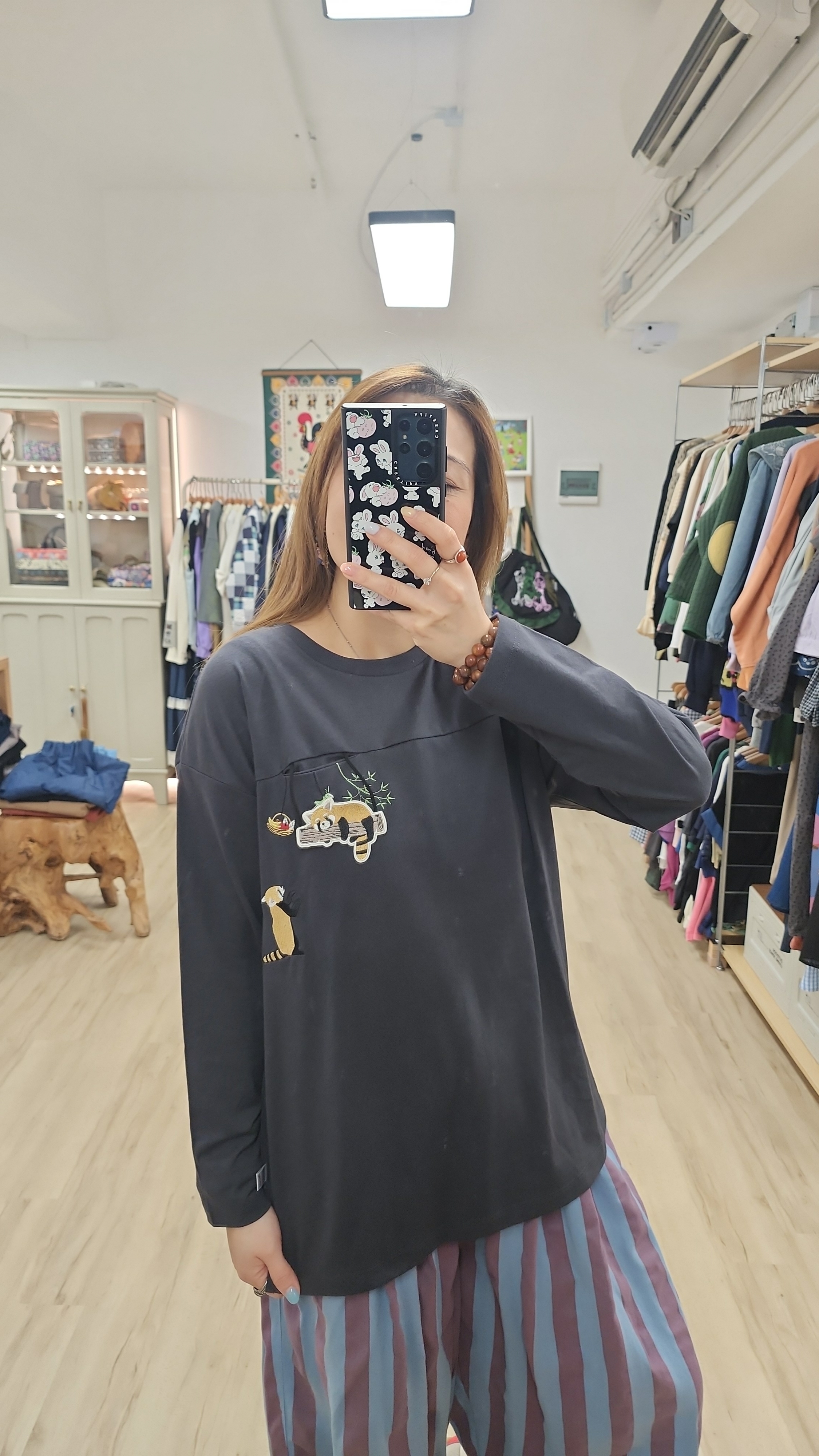 日牌深藍拼狸貓刺繡車章口袋Tee