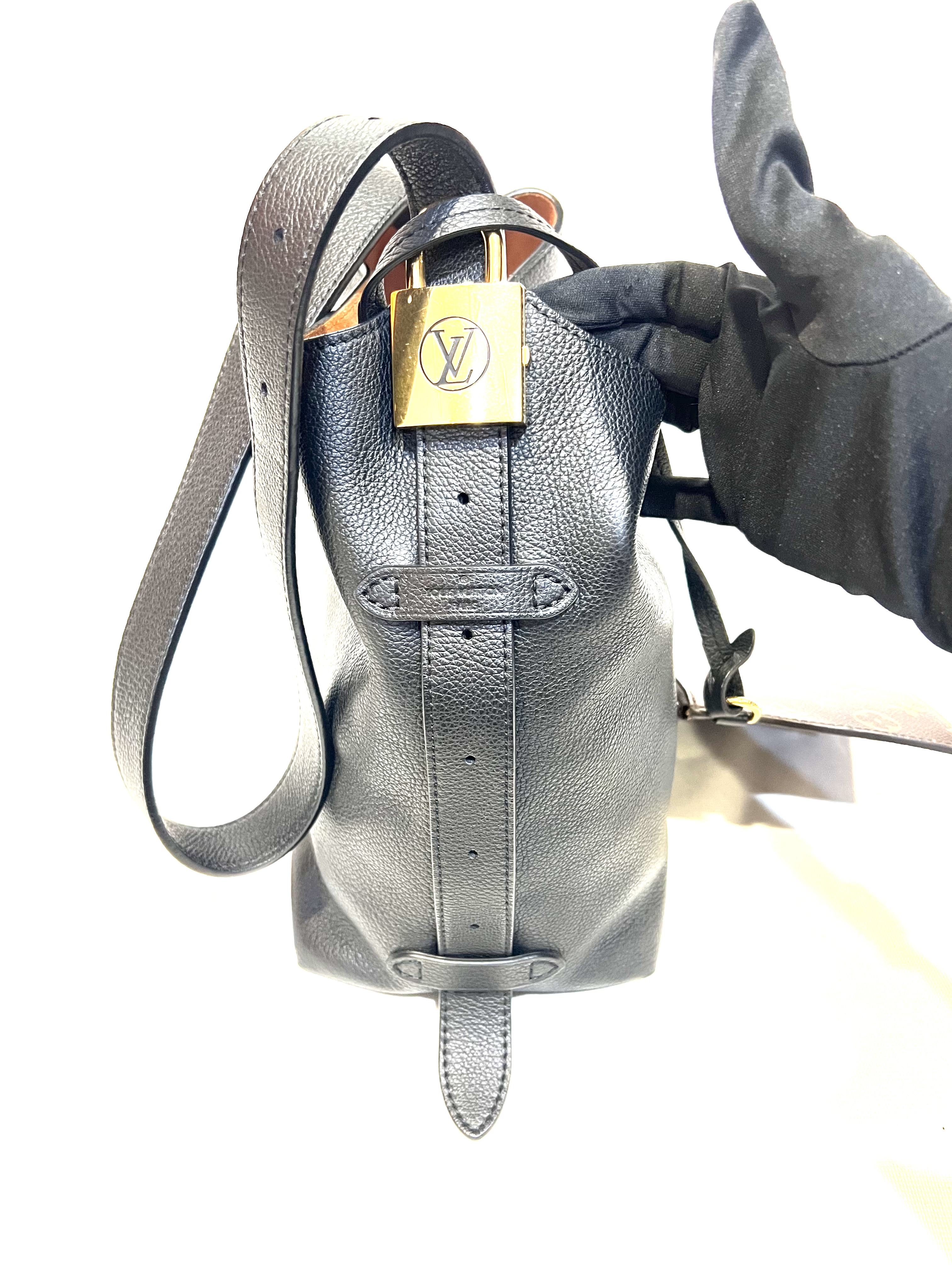 Pre-Owned Louis Vuitton Low Key Hobo MM / Product Code: 26041119