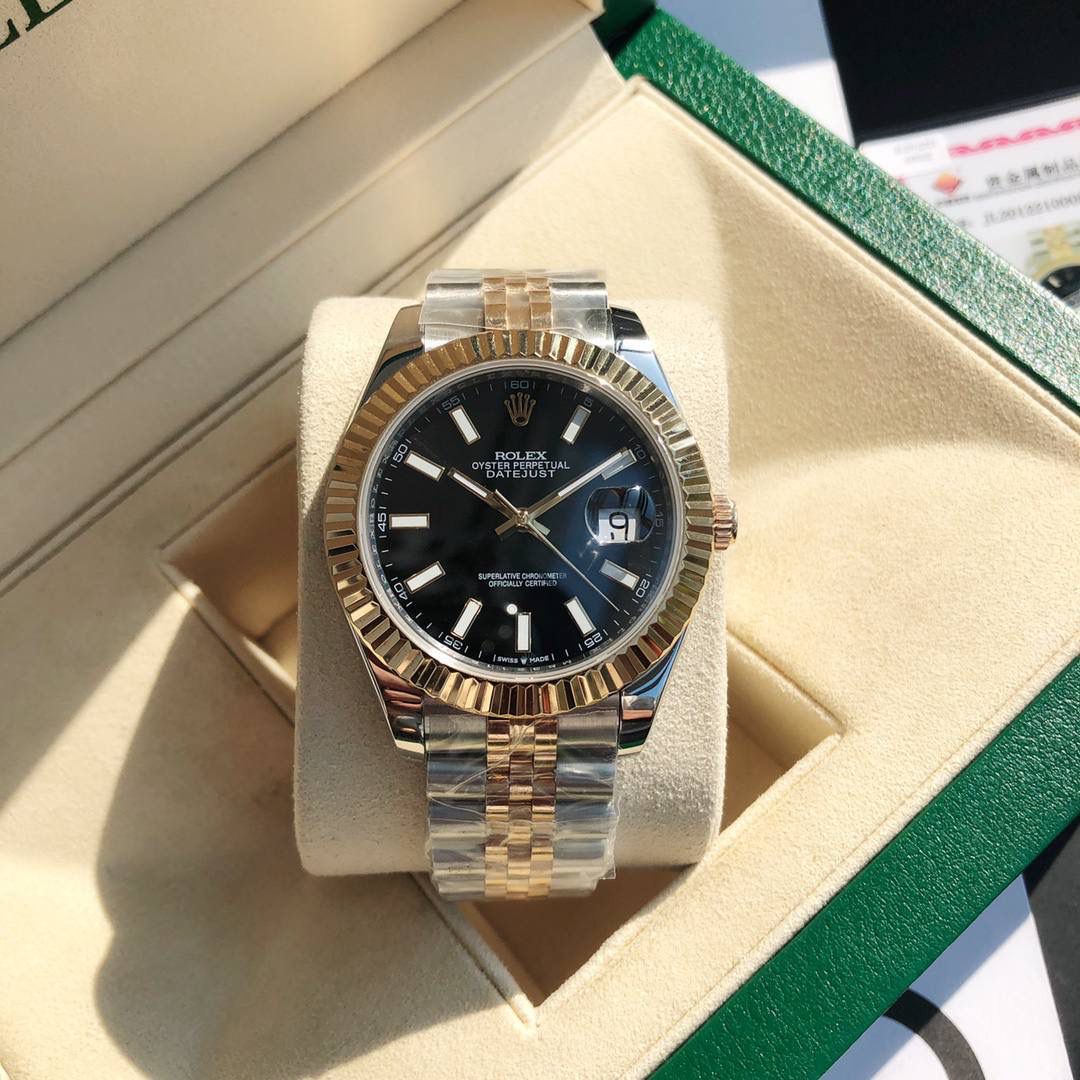 ROLEX- 劳力士日志型！男款41mm完美尺寸。女款36mm尺寸。真正的18K包真金，持GTC中国权威认证证书，百分百真金可验可查询！ 表壳采用劳力士特有的黄金钢（904L不锈钢和18K黄金的组合）材质。表冠采用三扣锁上链表冠，三扣锁上链表冠可以说是劳力士专为潜航者型研发的三重防水系统。三扣锁装置由10组不同零件组成，配置完成后仅需旋紧，即可让蚝式表壳完全密闭，坚固防护可媲美潜艇舱门。