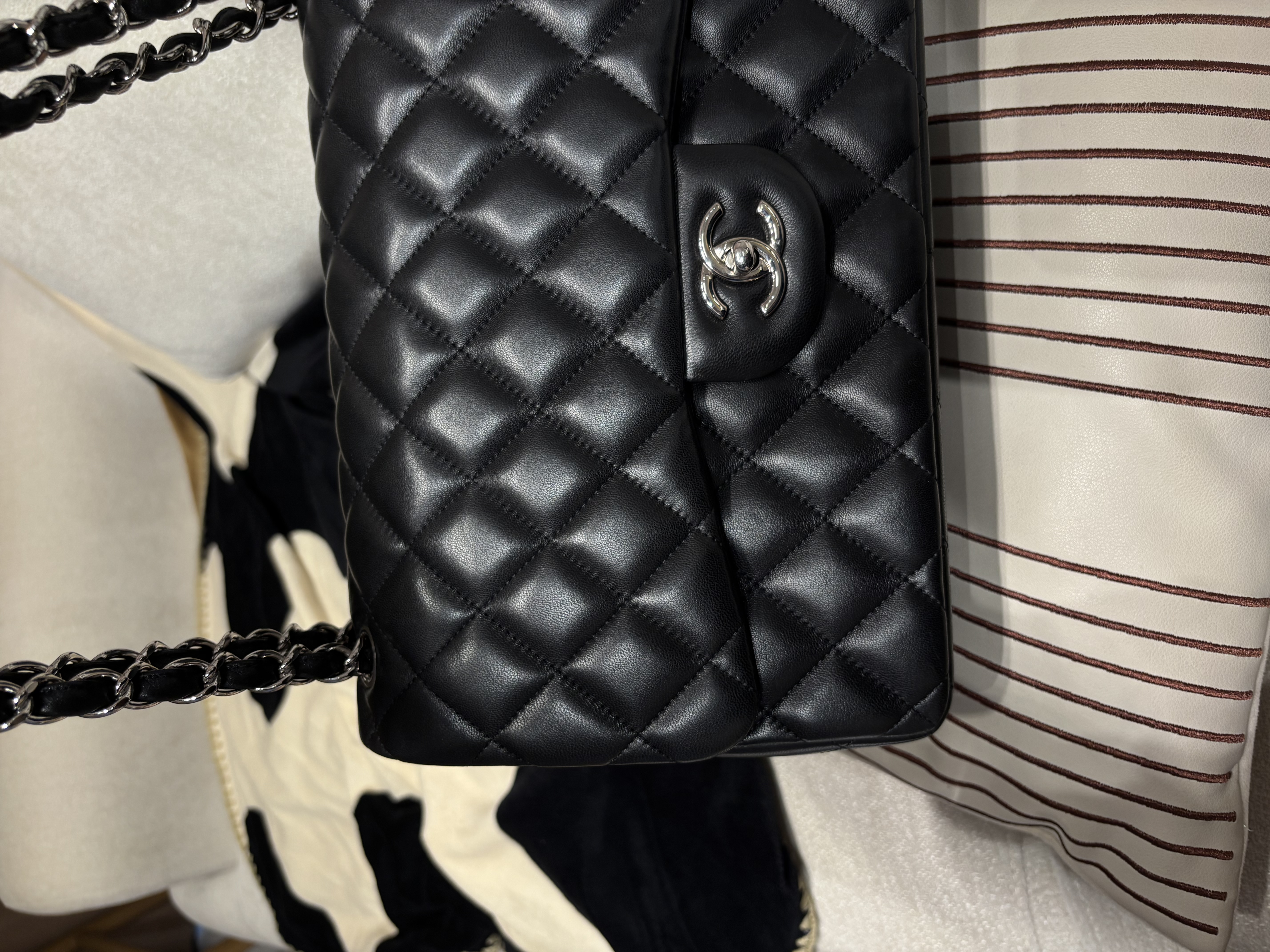 Chanel classic flap 30cm,jumbo A58600 黑色羊皮銀扣100%Authentic ,98%new ✅card ✅塵袋✅box 