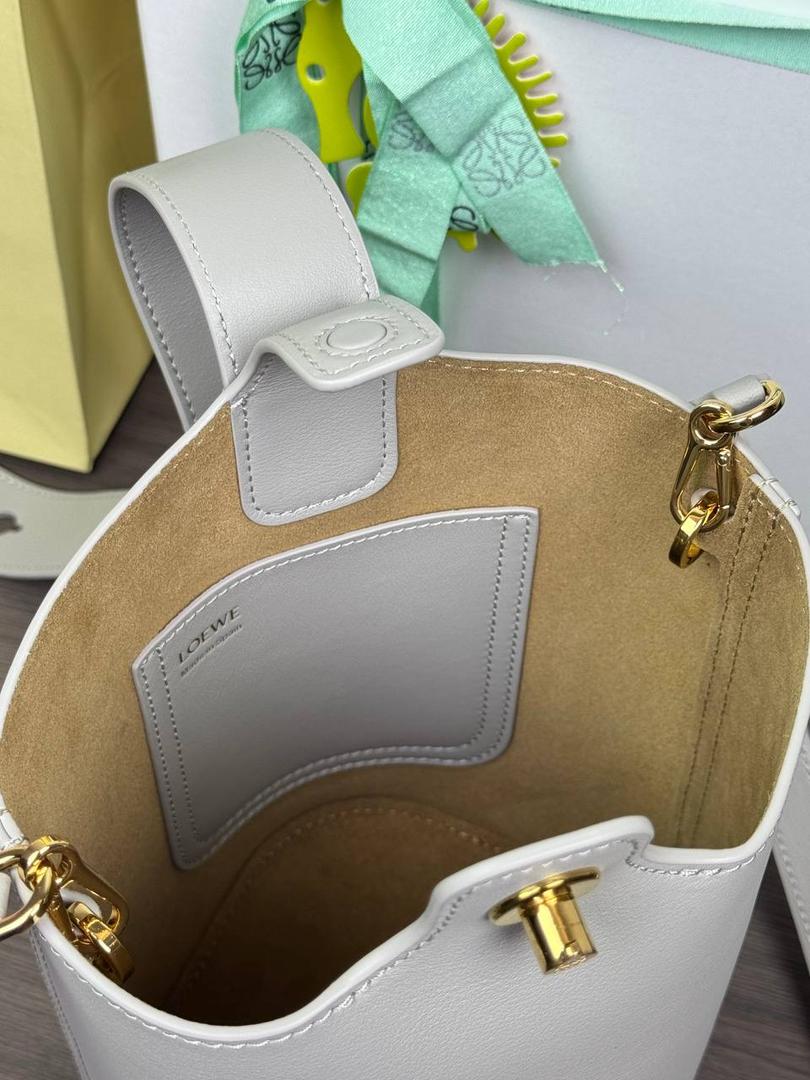 ♥️𝙈𝙞𝙣𝙞 𝙋𝙚𝙗𝙗𝙡𝙚 𝘽𝙪𝙘𝙠𝙚𝙩 ——【银灰色】现货‼️ 尺寸：𝟏𝟔-𝟏𝟔-𝟏𝟗.𝟓𝐜𝐦 编码：062339 【配全套礼盒】 🎈标志性Anagram鹅卵石点缀，配以纯粹简约线条以及瞩目设计风格，诠释全新𝙋𝙚𝙗𝙗𝙡𝙚手袋👜 🎈自带一根🉑拆卸🉑调节的肩带，一包多背，多样化风格，秀场大放异彩😀内里容量超大，日常实用性强👌 🎈配全套专柜礼盒🎁，给你满满的仪式感👀