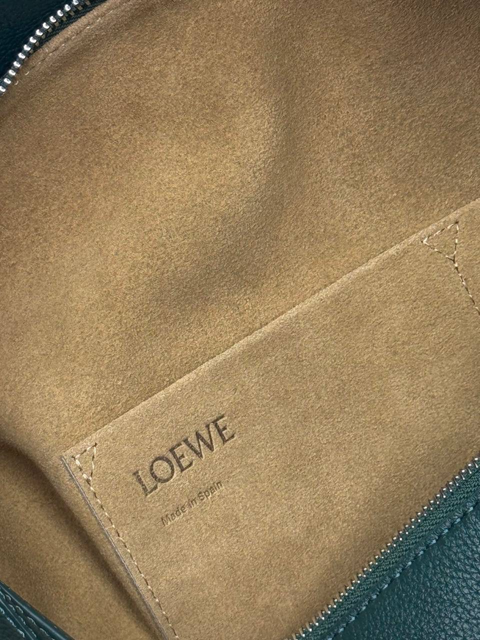 🎈【全钢】大号鹿皮𝘗𝘶𝘻𝘻𝘭𝘦* ——【👉🏻常青色到货✅】 尺寸：𝟑𝟐.𝟓-𝟏𝟒.𝟓-𝟐𝟑.𝟓𝐜𝐦 编码：260403 【配全套包装】 ❤️经典拼图系列•不规则立体几何设计•最具辨识度的立体廓形和几何美学•顶级进口皮搭配德国沙菲线•独家定制五金•𝗬𝗞𝗞拉链拉头。 ❤️该款大号采用鹿皮革制成•绒面内里•搭配一条可拆卸可调节的皮肩带•肩背斜挎或手提多样化背法。