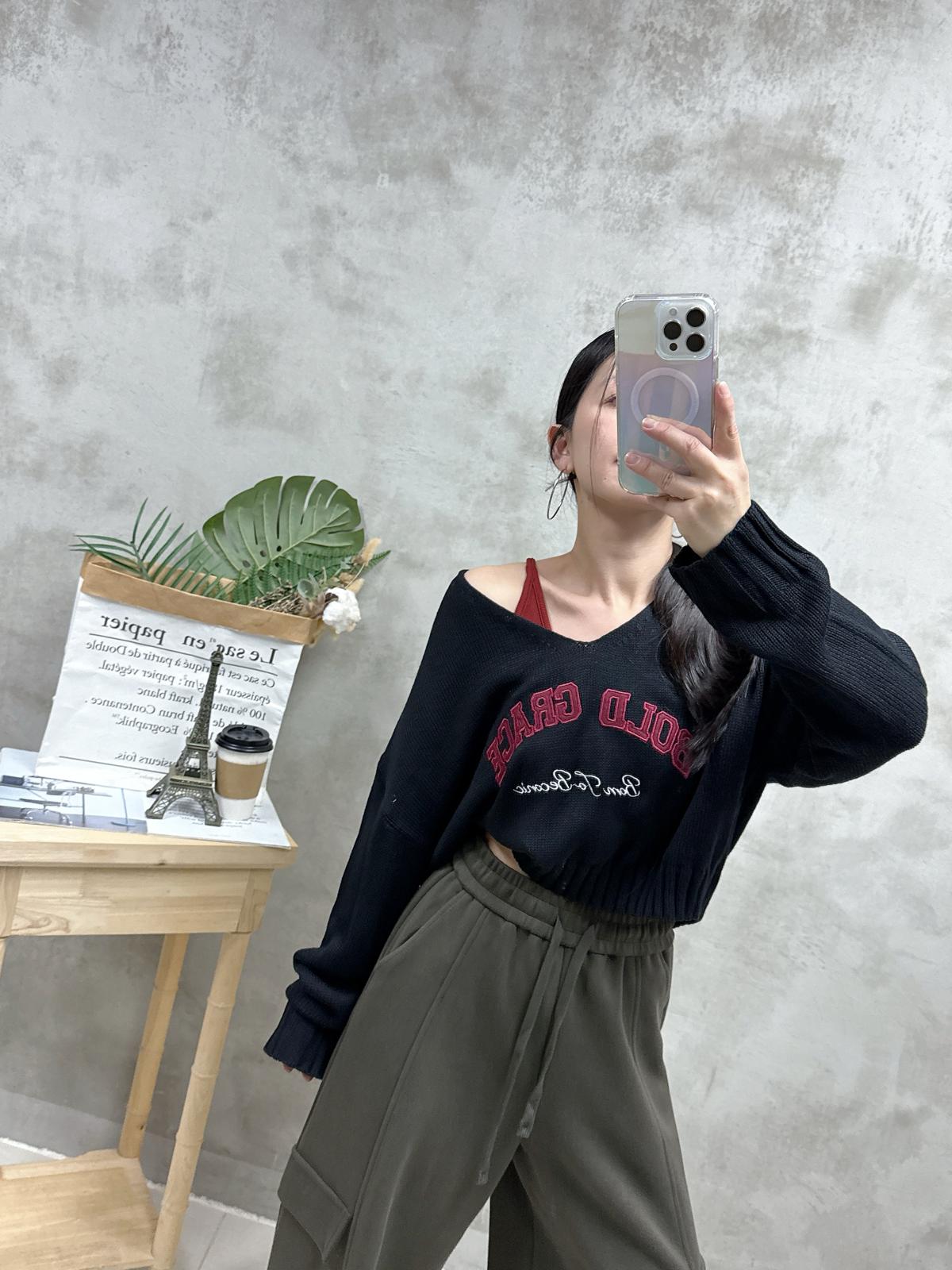 H03 V領刺繡針織Top