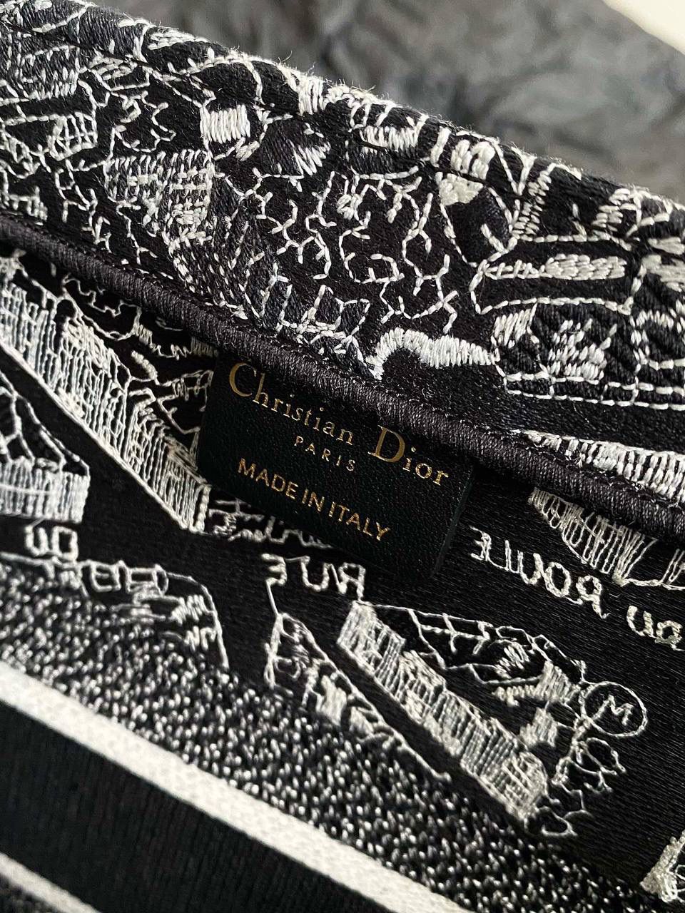 🈶黑色中号 𝗖𝗗 𝗕𝗼𝗼𝗸 𝗧𝗼𝘁𝗲 23夏季"巴黎地图"🖤 说实话，近年来花卉系列有点看乏看腻的 请你们一定看看这一只，新的炙热款！！ 本季主打的巴黎第八街区地图，惊艳了全网 真真实实绣在整个包上，砖柜超级难抢的！ 黑白色调干净利落，复古又神秘的法式浪漫 那种高定视觉，沦陷了！沦陷了！ 行走的巴黎街头很是时髦，我先冲了！😍😍 36×27×16cm