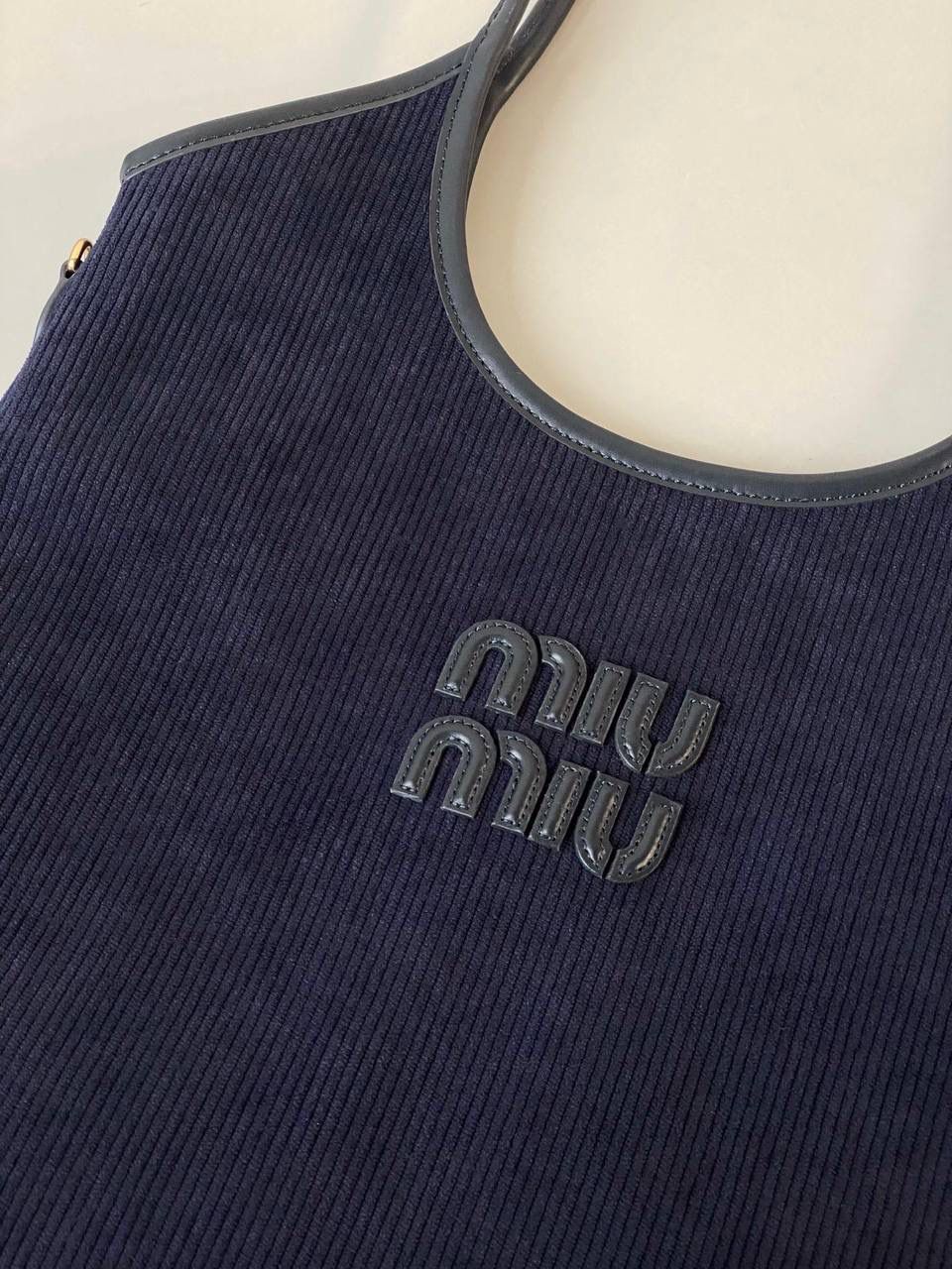 🈶海军蓝 𝗠𝗶𝘂𝗠𝗶𝘂 托特，大爆款 火爆全网miu系灯芯绒来啦！ 软绵绵质感，秋冬季的断货王！！ 它的质地厚实结实却又柔软舒适 是时尚界中不可或缺的百搭单品了 超大容量更不用多说，挺阔感满分 整体非常慵懒惬意，真的做到好看 好背 好用 35×40cm #F0110m