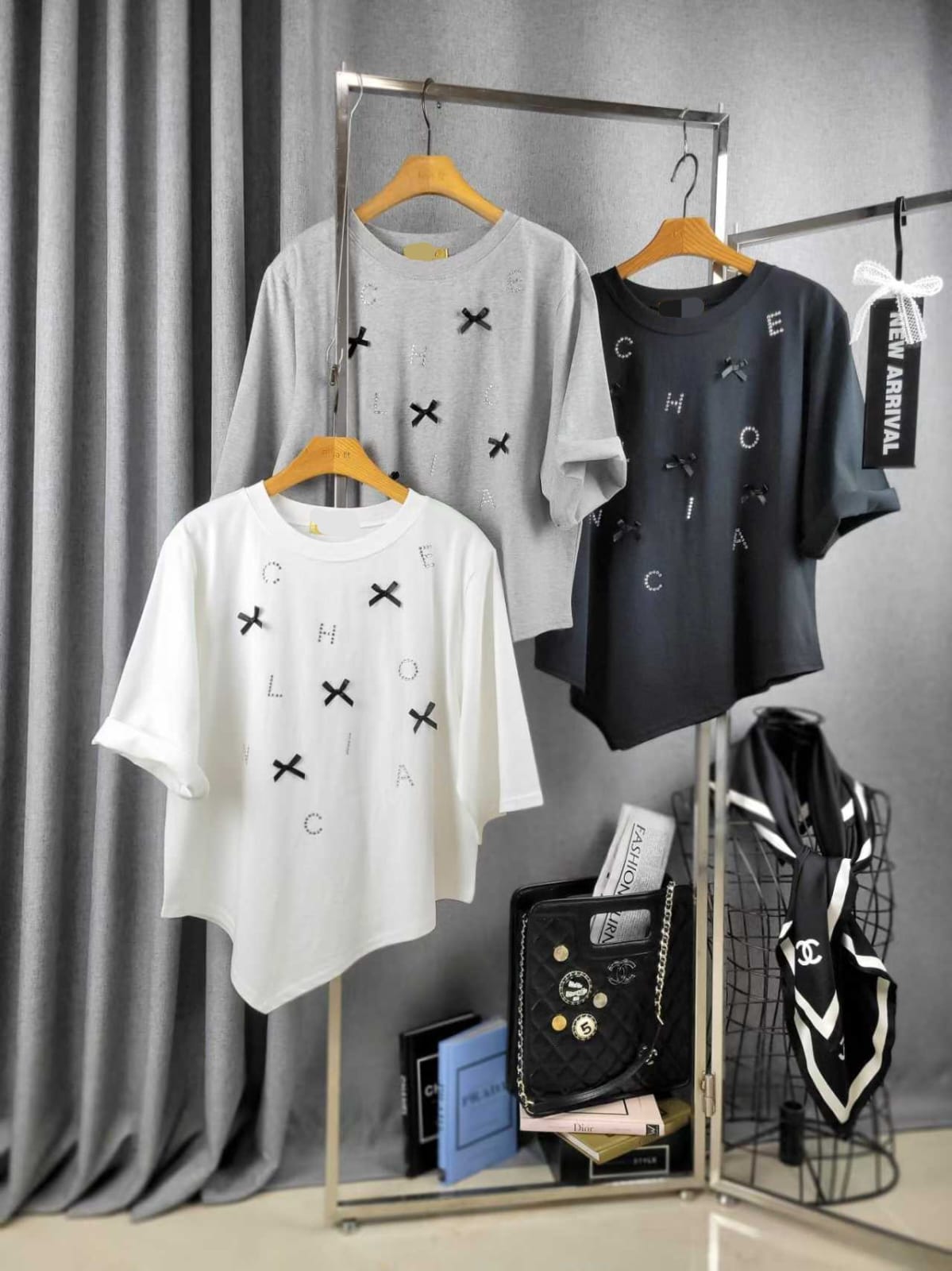 🎀【不規則美學】蝴蝶結刺繡字母短袖 Tee