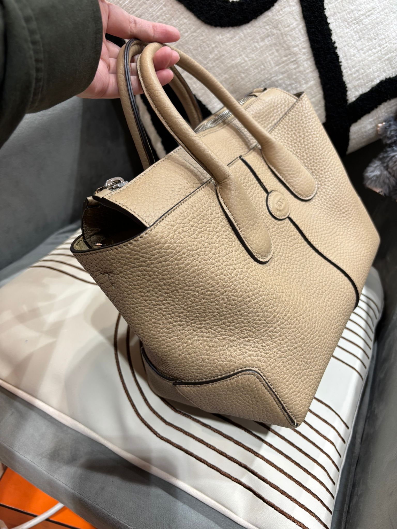 TOD’S Beige Calfskin Di Bag 2 way bag with pouch 米色小牛皮 100%Authentic, 98%anew ✅Strap✅Dust bag