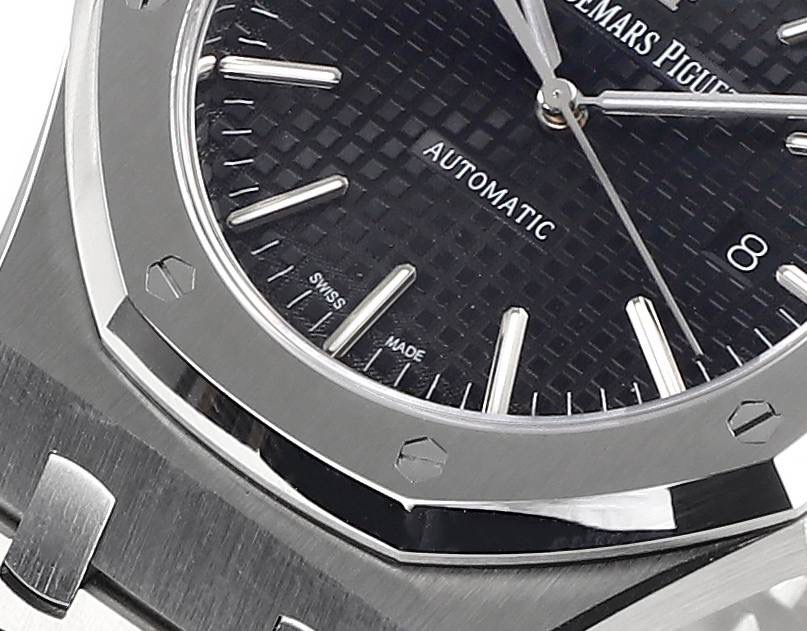 APS一体3120 最强"钢王"壳套特点 1、与原版一致:直径41毫米和厚度 9.8毫米 2、APS版的15400是市面上唯一能与原版各部件互换通用的版本，表壳所有结构位置和装配方式与原版一致 3、表壳表带细腻的拉丝且不会锋利的工艺更突显出APS一直对细节的一丝不苟 4、表带头粒连接表头处与正品一致的活动头粒设计 5、表扣的开关质感与各部位的雕刻工艺均与正品一致 6、APS版的15400兰色字面做工与颜色和正品放在一起几乎毫无色差 7、机芯方面完美复制原装3120机芯，真正的无卡度一体机芯，不再是9015加甲板