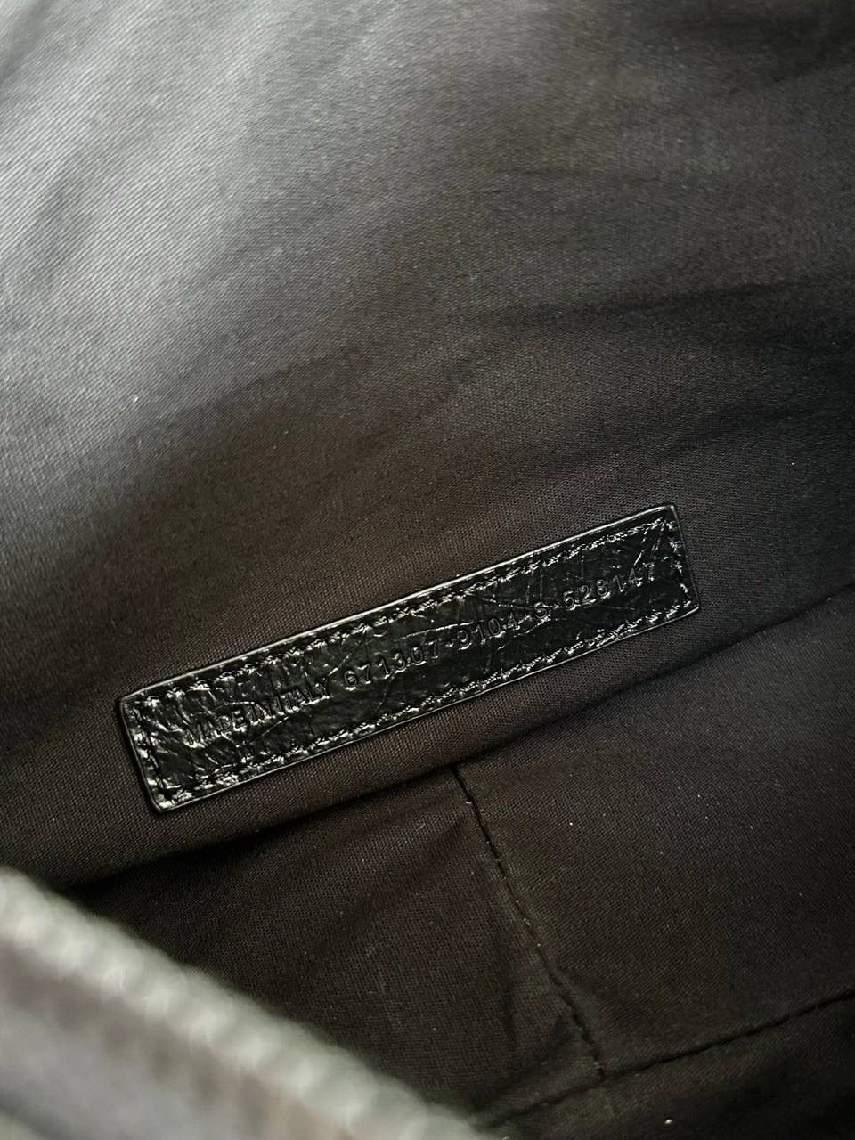 🖤油蜡皮黑枪S/33cm Le Cagole半月包饺子包机车包 Wuhu！！让我重拾就对机车包的爱 半月弧形的包身，保留了软踏踏的皮料感 还有叮叮咚咚的流苏小钱包挂饰 最最让我欢喜的是多了面♥️小镜子！ 全方位细节拿捏住了～👌🏻 xs小号：26×16×10cm671309m s中号：33×16×8.4cm671307m