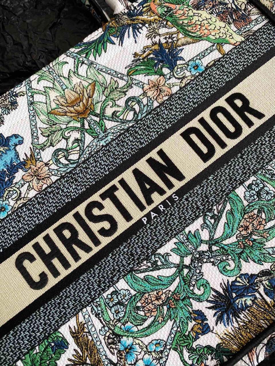 🈶丛林绿，中号 𝗖𝗗 𝗕𝗼𝗼𝗸 𝗧𝗼𝘁𝗲 23限定购物袋 对于我这种偏爱彩色的来说，简直惊叹 不得不说被这只戳到，好美很适合去度假🏖️😍 印度异域风情，大自然永远有的灵感 绿色的繁茂植物和幸运星结合在一起 有种扑面而来丛林夏日的神秘，且高级🌳 多元素的文化交流，是一只行走的艺术品 36.5×28×17.5cm