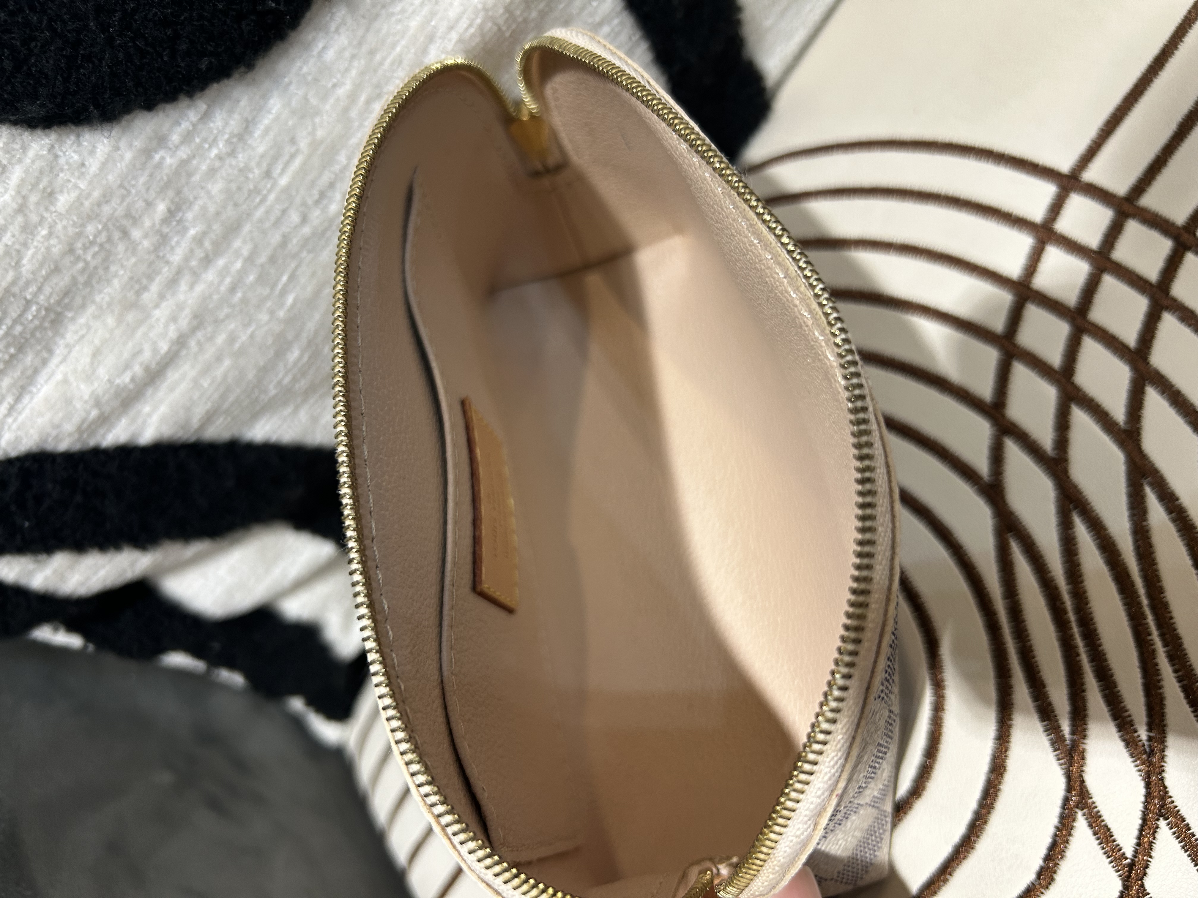 LV cosmetic Pouch 白色棋盤格化妝袋 PM 100%Authentic, 95%New