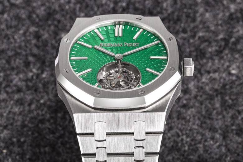 最新推出 2022 年爱彼皇家橡树自动上链陀飞轮腕表🚀🚀 腕表搭载爱彼新一代自产 Cal.2950 机芯，将浮动式陀飞轮与中央自动摆陀结合，兼顾复杂工艺与日常佩戴实用性。 41mm 表壳、12.5mm 厚度，尺寸刚刚好。经典 “Tapisserie” 格纹面盘改为以 6 点位陀飞轮为中心向外放射的新设计，视觉更有冲击力。 过去运动表偏实用，但现在高端玩家更在意“好看又够复杂”。这款皇家橡树自动陀飞轮，不只有陀飞轮的看点，还有自动上链的方便性，在运动表里算是少见的高阶配置，一亮相就成功吸引不少收藏家目光。