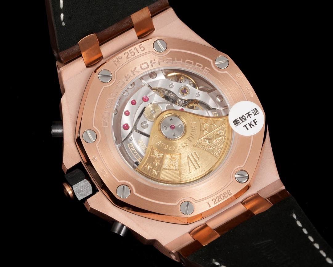 TK Factory皇家橡树离岸型26400/26238/26470系列正式登场！款式最全，做工最好的爱彼计时款腕表来了，有做工好的顶级货，廉价的小厂货就别去考虑了！ 1，机芯采用12位小秒的定制版3126计时机芯，完美还原原版所有功能。经过精密打磨，大大加强了其稳定性。 2，其中碳纤维系列表壳采用全新碳纤维复合材料——「Carbon TPT® B.4」打造，这种高科技材料比常规 Carbon TPT® 密度提高4%，纤维硬度提升15%，树脂强度提升30%，材料结构经过各项异性优化，保持轻盈同时无比坚韧，提供迄今最强的抗冲击性能。 3，字面颜色均采用目前最先进电镀技术，非几年前的简单喷漆技术。每一个巧克力格纹装饰，通过CNC级别打磨，无限接近原版。 4，同步原版搭载微微活动头粒，胶带采用进口氟橡胶材质，皮带采用美洲鳄鱼皮材质，更加耐磨耐造。