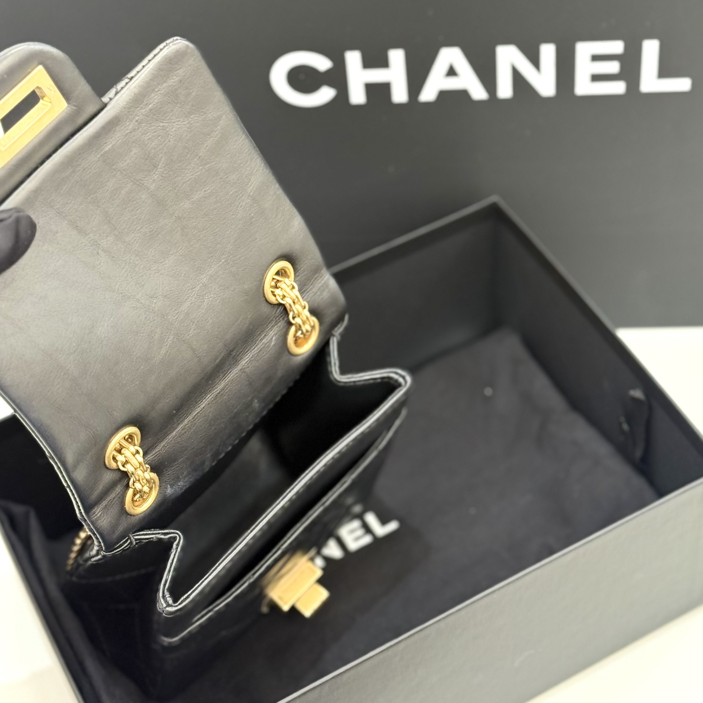 【預訂貨品】鐳射30開👜 Chanel黑金mini 手機包 