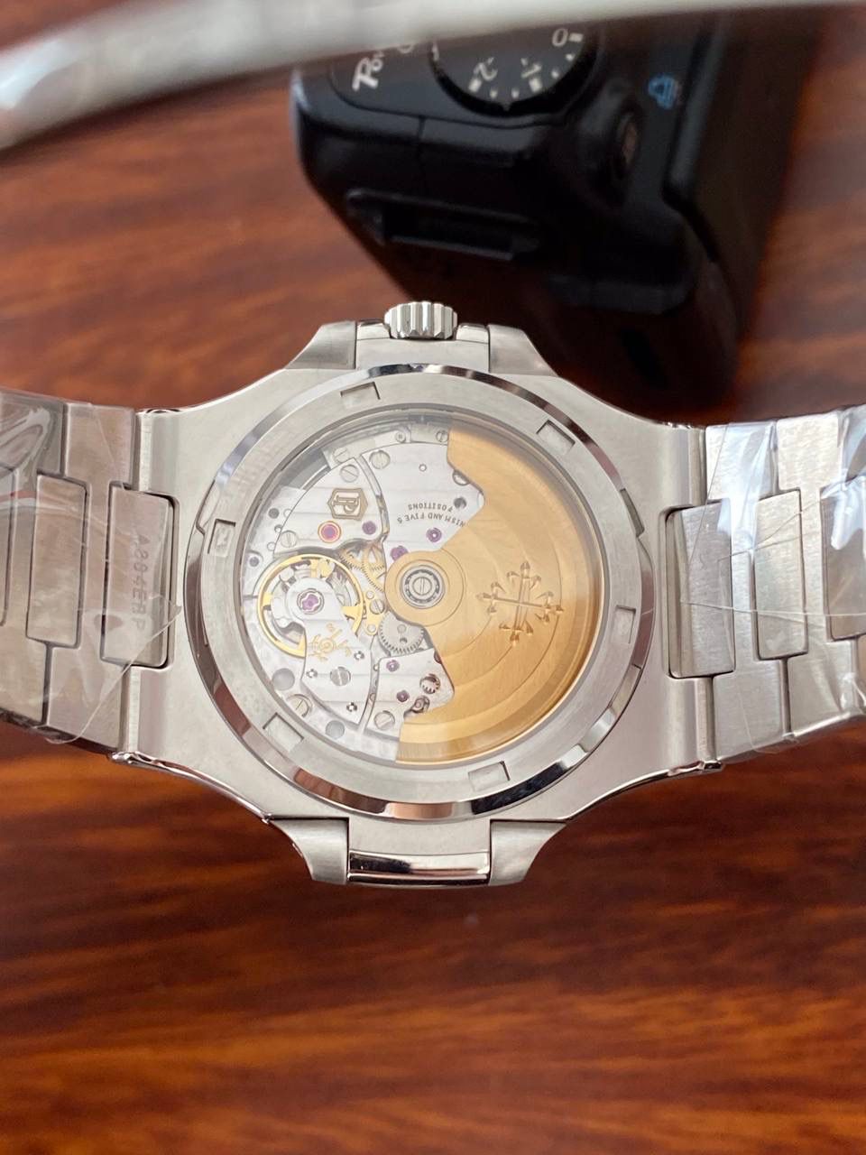 鹦鹉螺市场独家专用机芯，升级无噪音刻字版原版机芯🔥🔥 详细升级解读: 1.升级机芯全部精雕刻字，清晰不磨损，纹理做到极致。 2.升级自动陀片，采用瑞士超精密轴承，业界史无前例的安装陀片工艺。做到百分百降噪音。 3.原版机芯，无假夹版，无假摆轮，无假红宝石。WY-3k厂完整的复刻出3.3毫米的绝版高品质324SC机芯. 4..升级表盘刻度夜光超亮，而且整体做到和谐一致同步亮度。 5.鹦鹉螺经典蓝盘，目前改进与正品一致的颜色，秒杀其他工厂的表盘细节和做工。 6.日历窗口每一只手表做了水平正位，不出现偏斜遮挡。 7.把头调节档位顺畅度的多次调试，调试到最佳状态。使得升级版手雷调校时间和上链的手感畅顺 8.升级了整个手表厚度8.3毫米，完美实现全网最薄机械表，等同原装厚度。佩戴起来舒适无比。 9.重点强调324Sc机芯顺时针调日历，也就是由上往下调日历。注意辨析和正品一致。 10.调节时间的时候，拉表冠二挡。大秒针是不停止的。和正品也是一致。