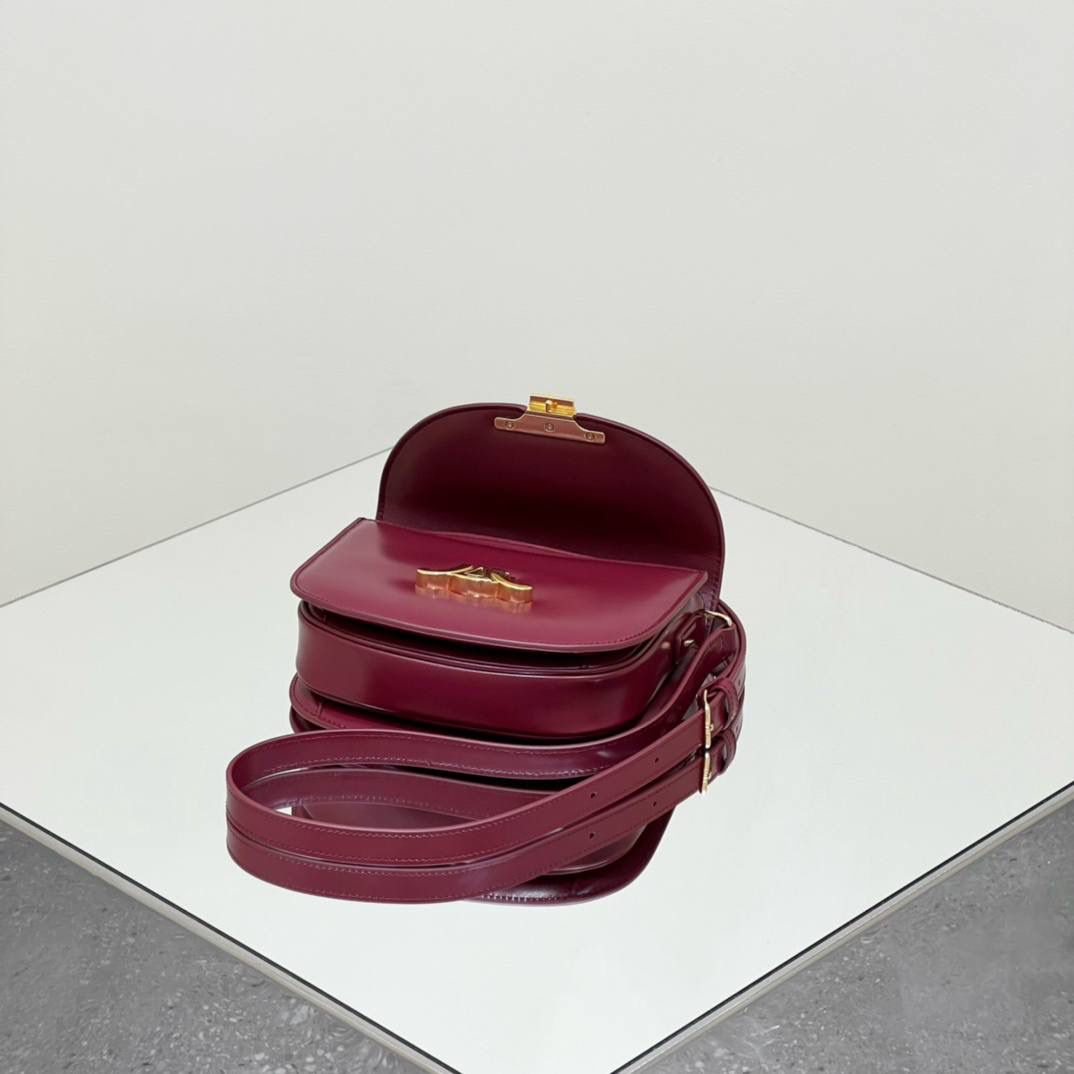 🔥大货实拍图 𝗖𝗘𝗟𝗜𝗡𝗘 ♥ 𝗧𝗘𝗘𝗡 𝗕𝗘𝗦𝗔𝗖𝗘肩带马鞍 型号：110413 尺寸：18.5*16*6cm 洋红色气场全开！红金配色太好看啦！快年底了，需要婚包，生日礼物、圣诞节、新年、本命年等等找红色包包的小伙伴千万不要错过哦！