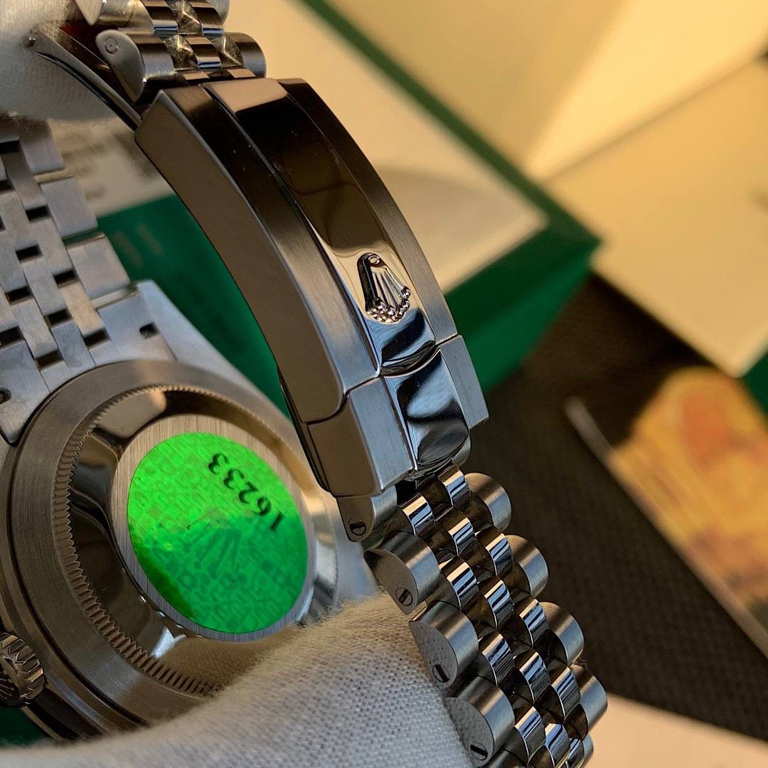 劳力士 ROLEX 日志型｜最新版牛货正式发售 ⌚️ 日志型自 1945 年问世以来，作为全球首款在 3 点位设日历窗的自动腕表，奠定现代腕表设计里程碑，经典外观历久不衰。 本版本采用 劳力士专用 904 精钢，外观比例与细节打磨高度到位；41mm 表径，蓝宝石耐磨镜面，密闭底盖设计，整体观感与原装一致。 核心配置选用 瑞士进口 SW200 全自动机芯，稳定耐用，性能成熟可靠，实用性不逊色同级方案，真正适合长期佩戴。 不夸大、不噱头，专注细节与完成度，全套包装出，价格非常给力！