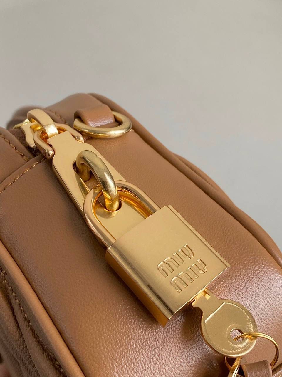 🈶焦糖小号， 𝗠𝗶𝘂𝗠𝗶𝘂褶皱保龄球小方包 火爆全网都不用多说，人手一只的程度 我们用的是进口小羊皮！非国产皮料 肉眼可见的细腻，软软糯糯触感非常好！ 他家经典独特的褶皱工艺，是要有一定厚度 底料太薄了都做不出它的饱满和弹性 更不是市场通货干瘪瘪的褶皱，实在太假 我们新合作的老师傅在这细节上扣的很认真 一缕一折都有zp的神韵，且做到对版！！ 追求高品质的来🔥⚡️ 13×19×6m #F0012m