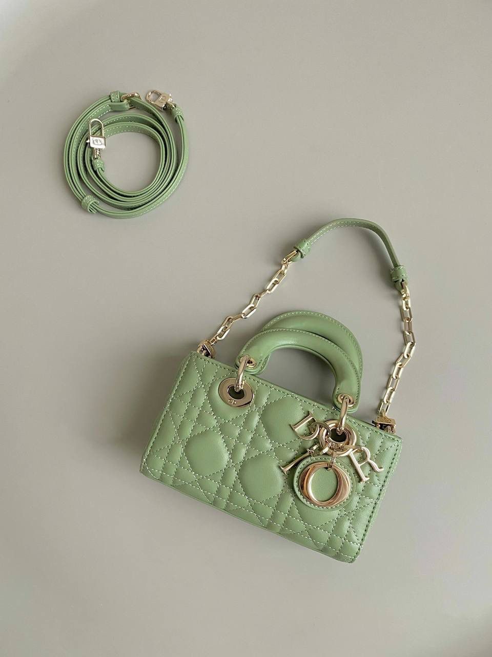 梦幻绿超迷你💚💚 𝗗𝗶𝗼𝗿 𝗗-𝗝𝗼𝘆 𝗯𝗮𝗴羊皮，新色 时尚果然就是轮回，回归了一把中古戴妃 长方包形，短链条➕细长肩带直接封神！！ 复古时髦感超强，真是什么场合都可以把住 绝对是lady中的天花板了，强势出圈啦姐妹们🤩😍 17.5×10.5×6cm