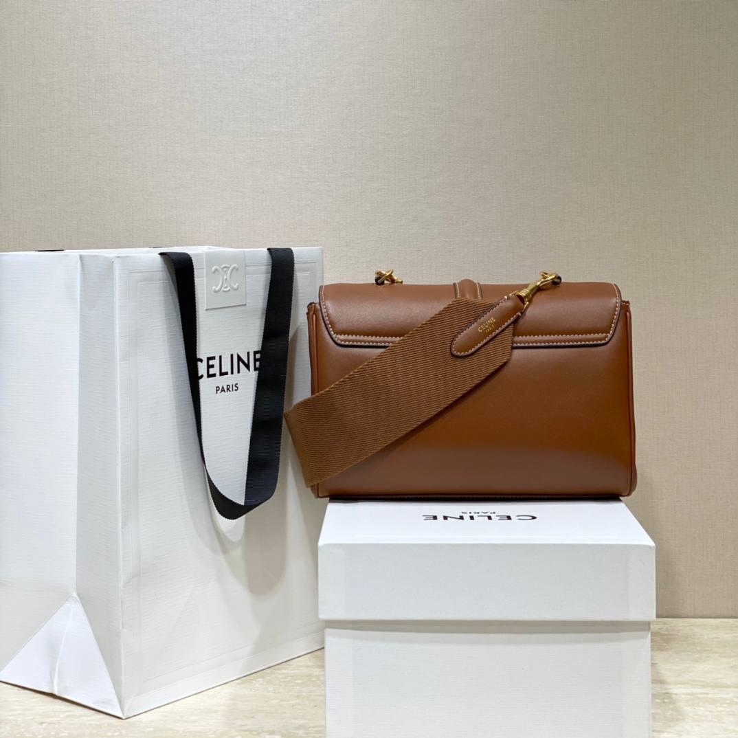 🔥大货实拍图 𝗖𝗘𝗟𝗜𝗡𝗘 ♥ 𝗧𝗘𝗘𝗡 𝗦𝗢𝗙𝗧 𝟭𝟲 创意总监HEDI SLIMANE创作的首款手袋16系列，柔软考究的小羊皮搭配标志性金属旋锁，别致优雅。型号：196853 尺寸：23*15*9cm