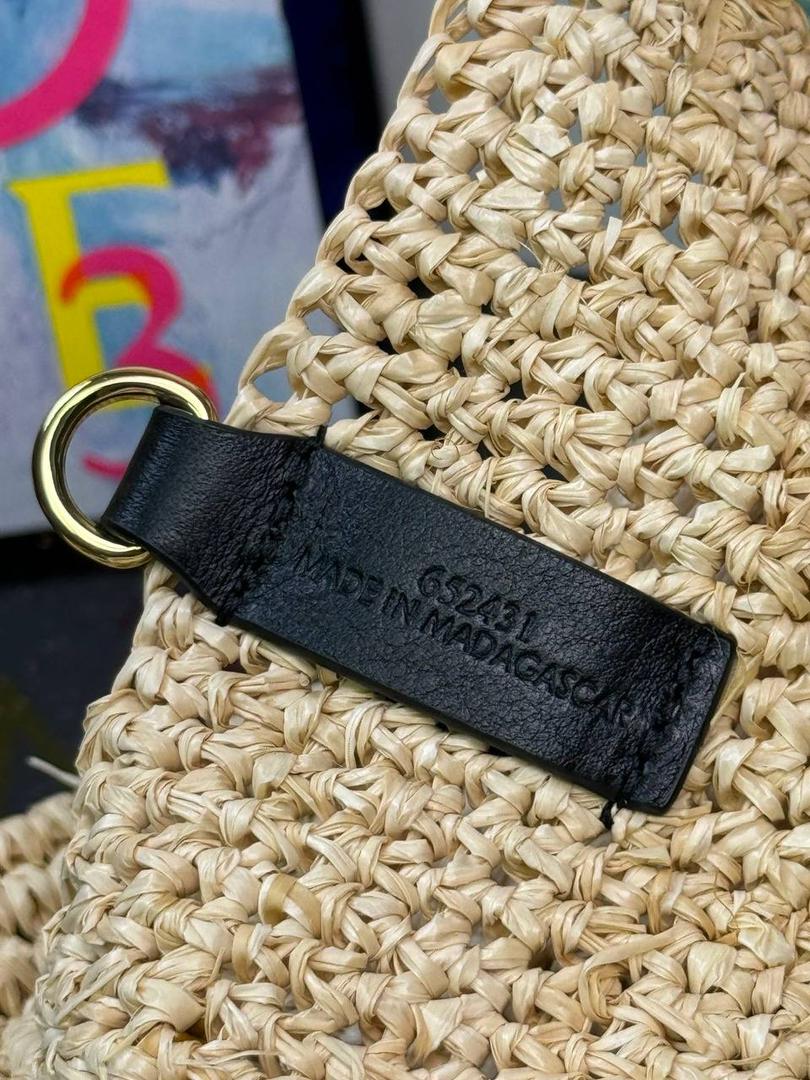 🎈𝙋𝙖𝙪𝙡𝙖 𝙞𝙗𝙞𝙯𝙖 迷你酒椰草编包𝙎𝙡𝙞𝙩🧺 ——【黑色拼色到货‼️】 面料：进口拉菲草/牛皮 尺寸：𝟑𝟎-𝟖-𝟑𝟎𝐜𝐦 编码：652405 （下单须知：由于天然纤维材料特别，带毛刺，日照时间长短不同，颜色略有变化，纯手工编织制作而成，每一只都独一无二，每个包的尺寸也有所不同‼️完美主义者慎入⚠️） 👉🏻此款草编包由纯进口拉菲草叶手工编织制作而成，搭配有一条可拆卸的刺绣宽肩带，可斜挎/肩背/手提等多样化背法❤️时尚清新，软塌不定性，慵懒又随性，夏日出行必备‼️