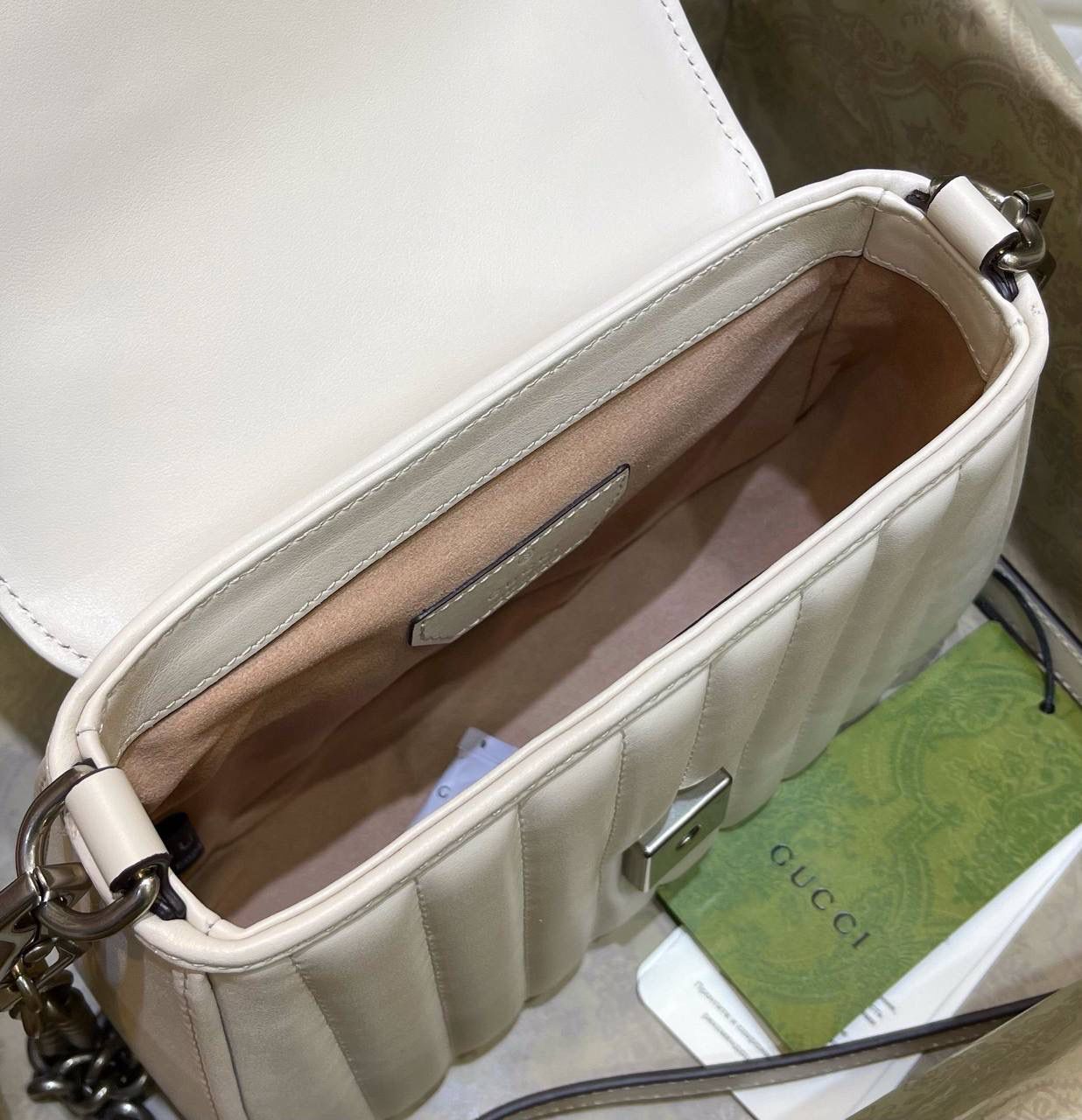 ✈️✈️✈️🔥𝙈𝙖𝙧𝙢𝙤𝙣𝙩 菱格原厂皮# ▫️型号583571 ▫️尺寸 21*15.5*8cm G家新款系竖菱格主题，焕新演绎经典造型，选用原厂牛皮材质，饰带银灰色双G，可拆卸金属链肩带设计，可令手提包轻松转换成肩背包，打造多种携带选择。