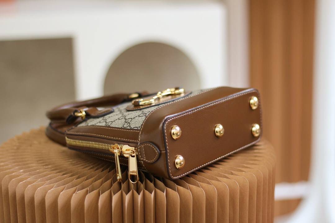 𝟭 𝟵 𝟱 𝟱马衔扣系列新成员【𝐌𝐢𝐧𝐢小贝壳】正品皮 ✰款号：640716 尺寸：20*19.5*7.5cm ✰🔥🔥 作为1955马衔扣系列的新成员，不变的标志性✅马衔扣，这 系列注入60年代复古元素，搭配新世纪的时尚精髓，wow_不得不夸一下，这款迷你小贝壳第一眼就把我俘虏了，不仅外观设计上给予满分，容纳量更是无可挑剔，原厂皮材质搭配我们的独家开发技术五金，简直诠释出一个正品的视觉感！🤩