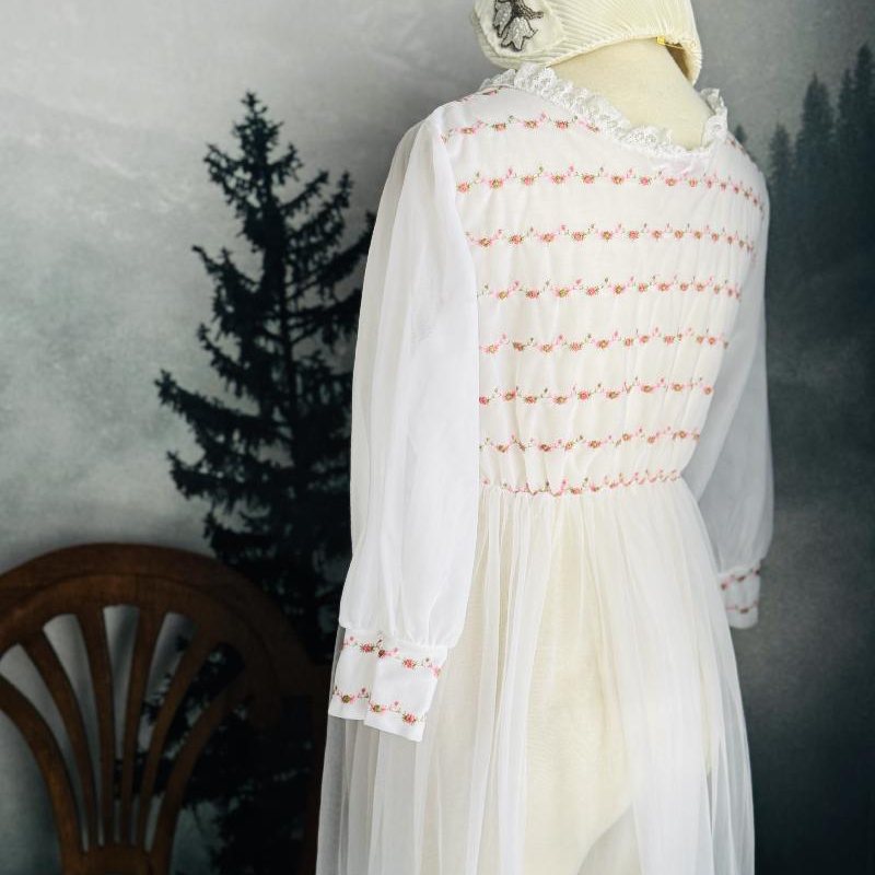 Vintage C.a. 1960s Embroidery White Chiffon Sleeping Gown (MT2522)