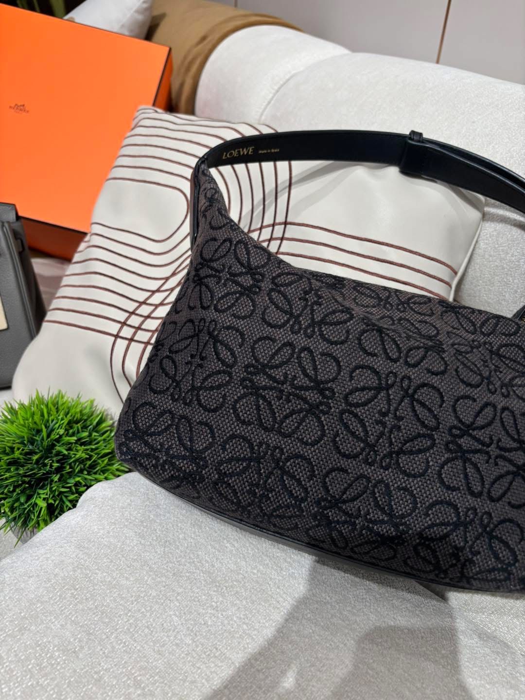 LOEWE CUBI ANAGRAM BAG 飯盒包 100%Authentic ,90%new