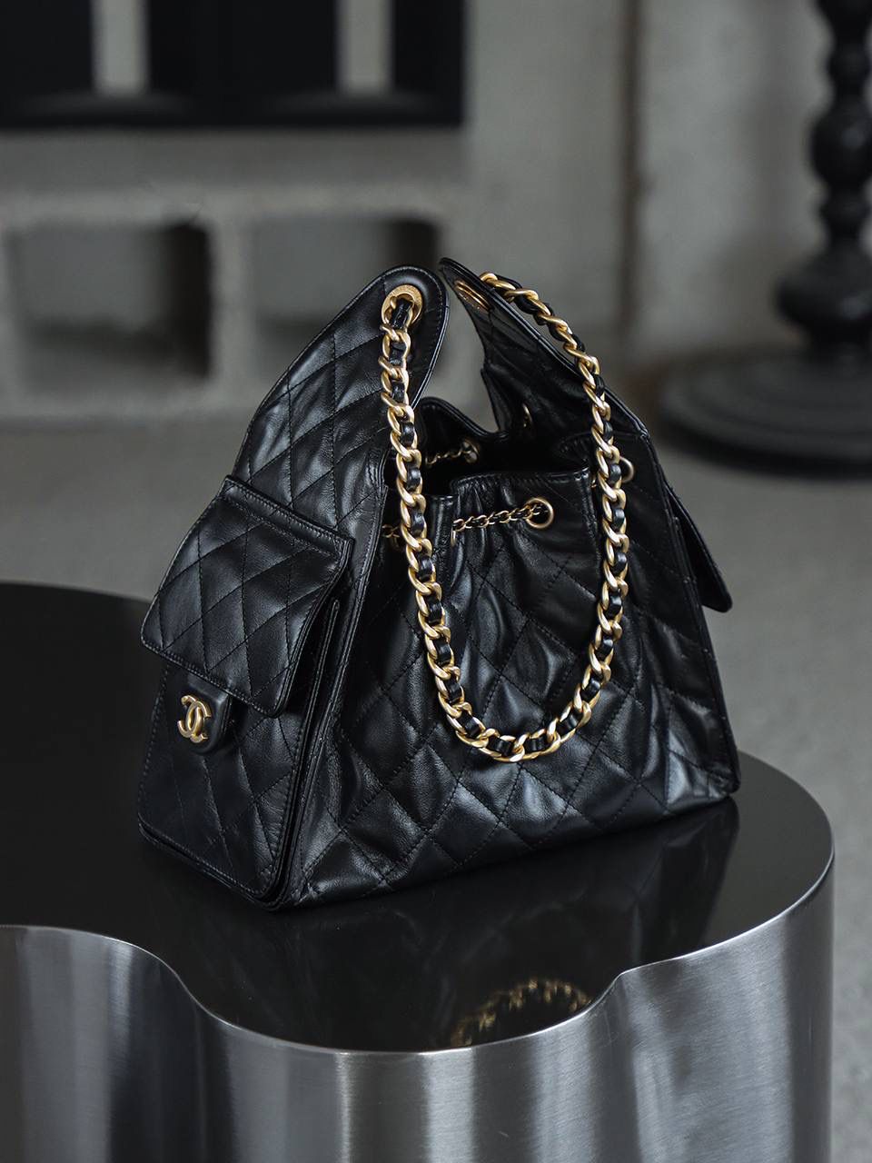 25BAG油蠟牛皮 小號鑒定版👜 一包一碼 支持全球鑒定查驗身份證原廠專G 蒙塔貝拉皮料過關清單資料可査詢 油臘牛皮更有慵懶鬆弛的調性！ 25BAG的設計源於對自由與不羈精神的鬆弛感，融入當下流行的嬉皮風格，賦予包包自由、不羈的氣質！一經問世，便稱為本季的包王！ 五金：厚镀24k复古金 皮料：蒙塔貝拉油蠟牛皮 尺寸：30*26*14cm