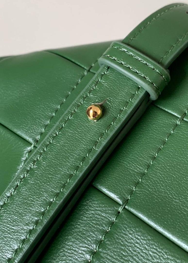 🎈褶皱羊皮福袋 —【👉🏻中号宝瓶绿到货】 编码：052028 尺寸：𝟑𝟎-𝟐𝟒.𝟓-𝟏𝟎.𝟓𝐜𝐦 ✅新款福袋采用进口纳帕小羊皮经过手工裁剪、缝合和缝制而成，🉑拆卸🉑调节肩带，多样化背法，容量超大，手感超舒适👍 ✅独家品质，对版细节，全套礼盒🎁给你满满的仪式感👍